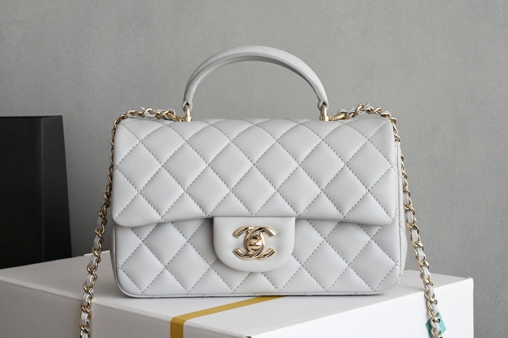 白金版▪️正品级 包装如图全新到货‼️𝟐𝟓𝐏 [升级版] 𝐌𝐢𝐧𝐢口盖包手提手腕 浅灰色带手柄的包包在近