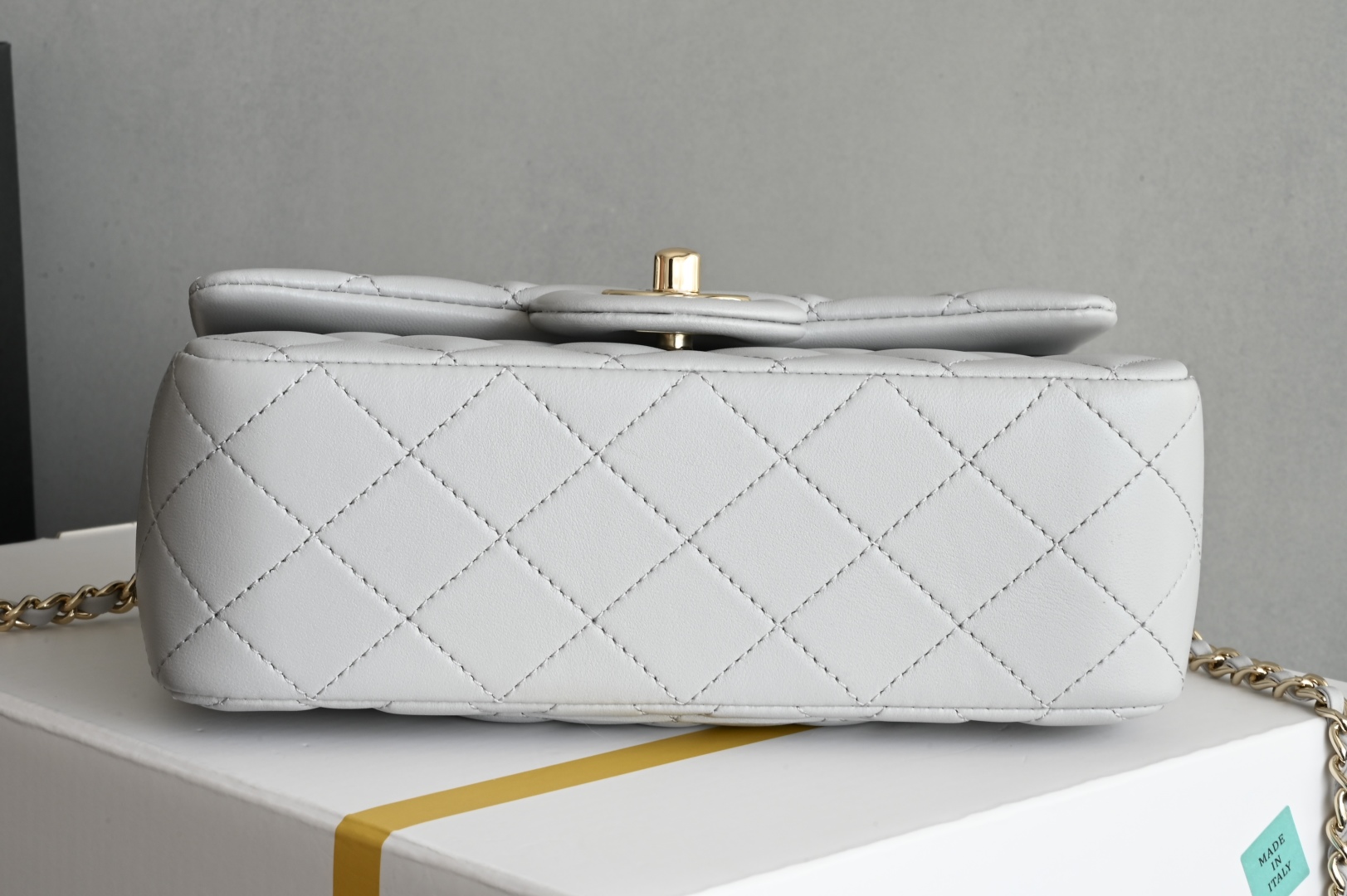 白金版▪️正品级 包装如图全新到货‼️𝟐𝟓𝐏 [升级版] 𝐌𝐢𝐧𝐢口盖包手提手腕 浅灰色带手柄的包包在近