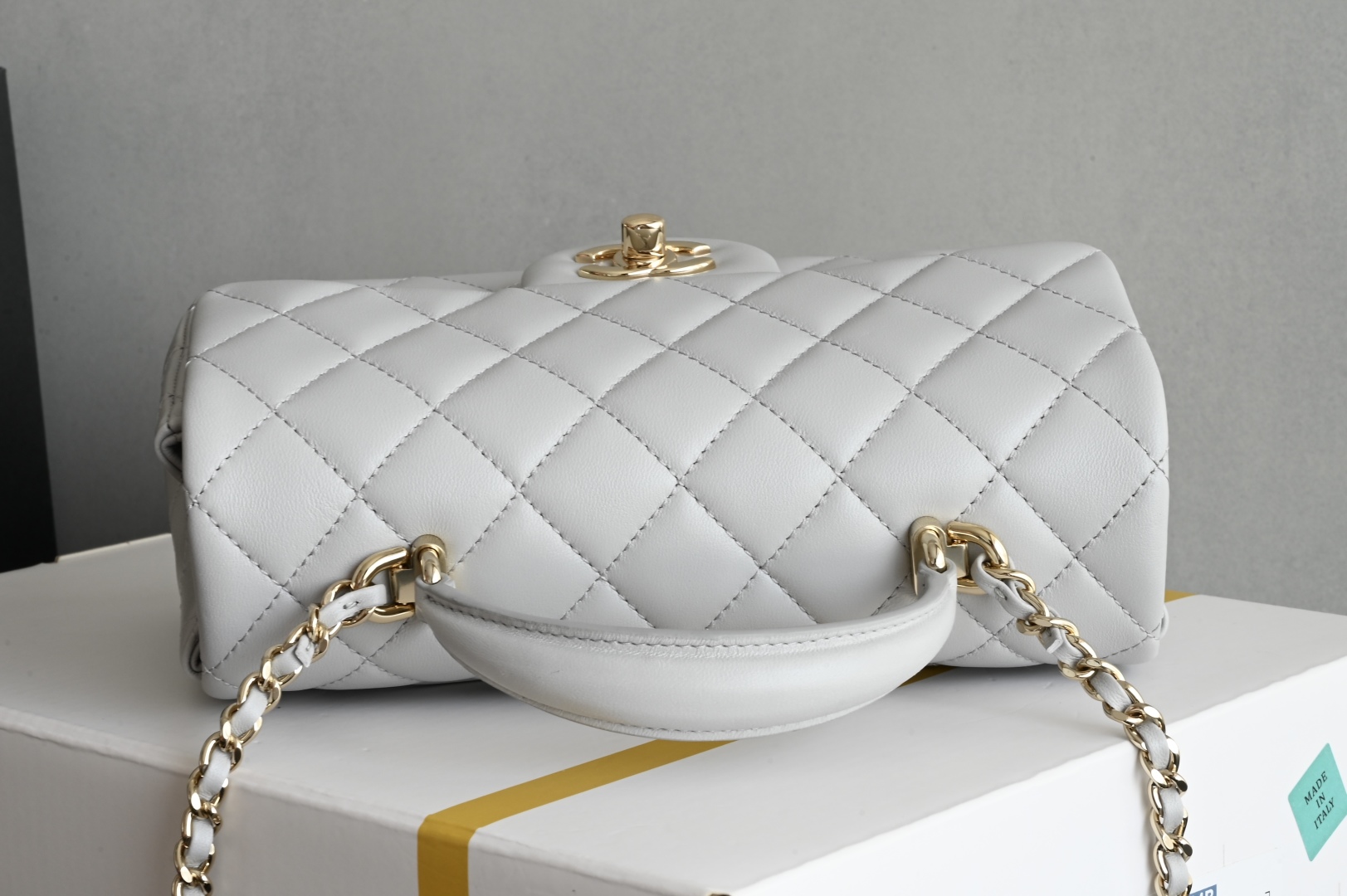 白金版▪️正品级 包装如图全新到货‼️𝟐𝟓𝐏 [升级版] 𝐌𝐢𝐧𝐢口盖包手提手腕 浅灰色带手柄的包包在近