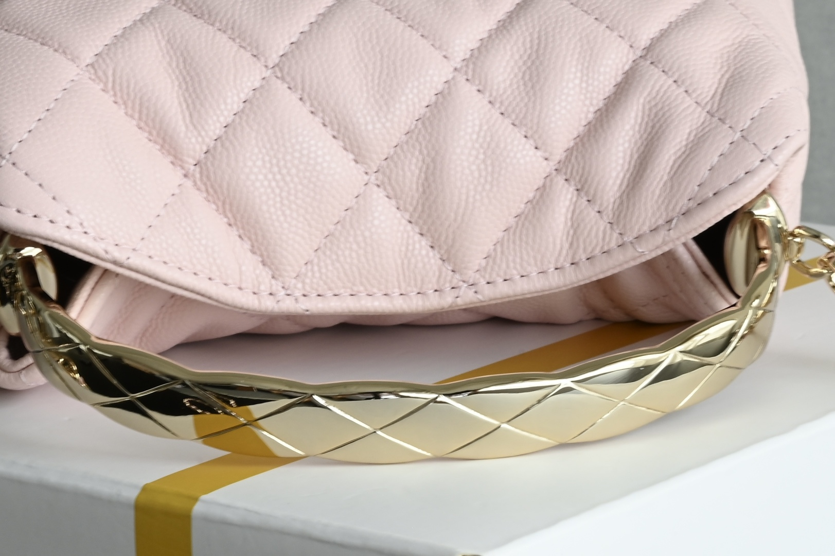 白金版▪️正品级 包装如图全新到货🆕𝐂𝐡𝐚𝐧𝐞𝐥 𝟐𝟓𝐬𝖢𝗈𝖼𝗈 𝖼𝗋𝗎𝗌𝗁 𝖧𝗈𝖻𝗈饭盒包 粉色专柜售