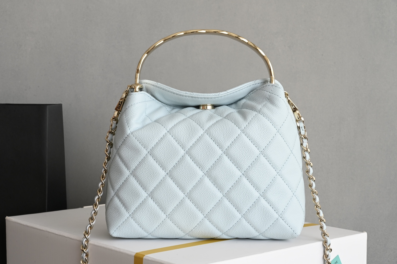 白金版▪️正品级 包装如图全新到货🆕𝐂𝐡𝐚𝐧𝐞𝐥 𝟐𝟓𝐬𝖢𝗈𝖼𝗈 𝖼𝗋𝗎𝗌𝗁 𝖧𝗈𝖻𝗈饭盒包 浅蓝专柜售