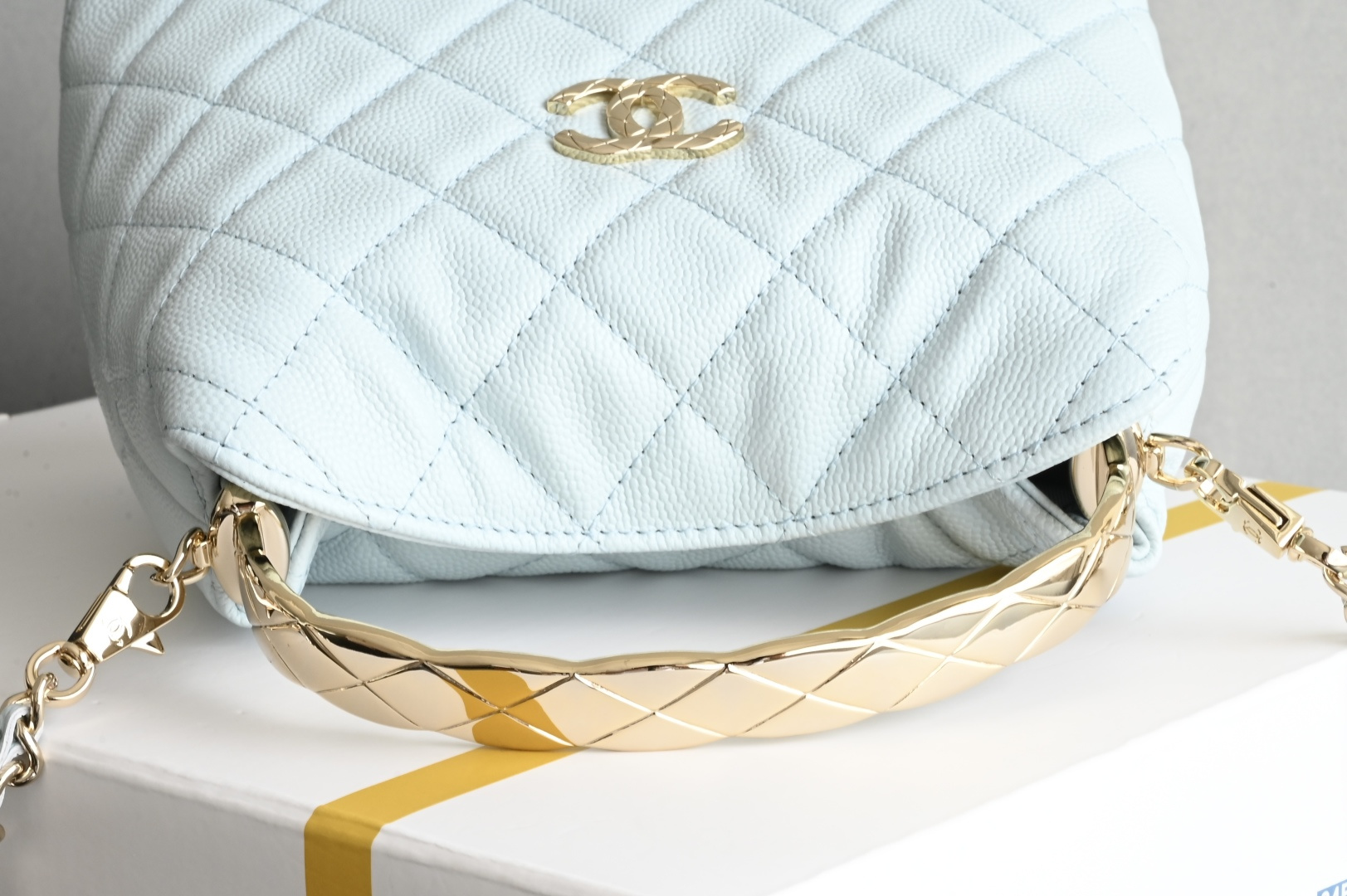 白金版▪️正品级 包装如图全新到货🆕𝐂𝐡𝐚𝐧𝐞𝐥 𝟐𝟓𝐬𝖢𝗈𝖼𝗈 𝖼𝗋𝗎𝗌𝗁 𝖧𝗈𝖻𝗈饭盒包 浅蓝专柜售