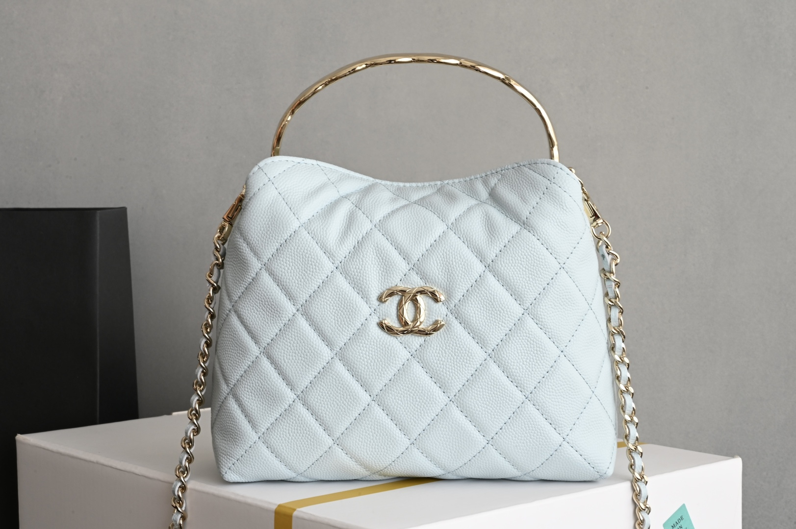 白金版▪️正品级 包装如图全新到货🆕𝐂𝐡𝐚𝐧𝐞𝐥 𝟐𝟓𝐬𝖢𝗈𝖼𝗈 𝖼𝗋𝗎𝗌𝗁 𝖧𝗈𝖻𝗈饭盒包 浅蓝专柜售