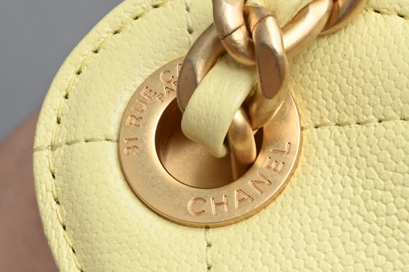 白金版▪️正品级 包装如图全新到货🆕𝗖𝗵𝗮𝗻𝗲𝟭 𝟮𝟓𝐬𝟐𝟓𝐁𝐚𝐠嬉皮购物包小号 小鸡黄专柜售价𝟦𝟩𝟪𝟢