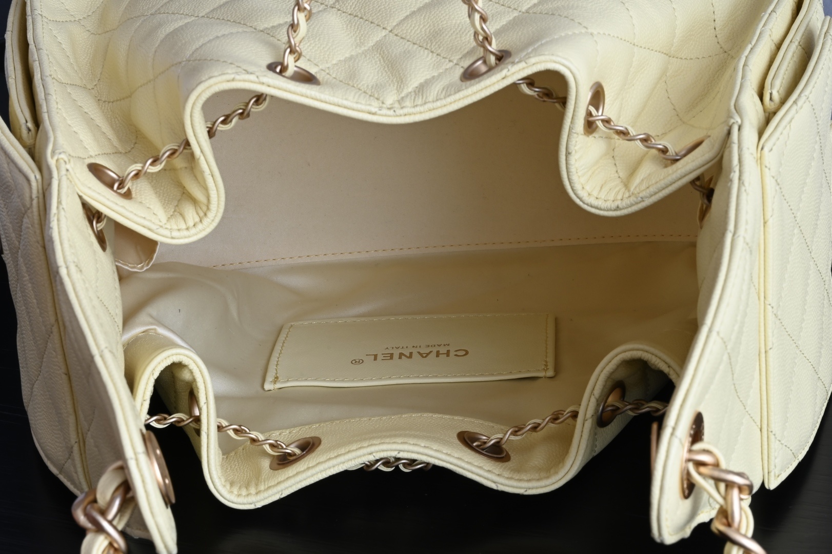 白金版▪️正品级 包装如图全新到货🆕𝗖𝗵𝗮𝗻𝗲𝟭 𝟮𝟓𝐬𝟐𝟓𝐁𝐚𝐠嬉皮购物包小号 小鸡黄专柜售价𝟦𝟩𝟪𝟢