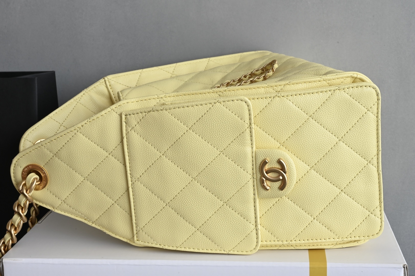 白金版▪️正品级 包装如图全新到货🆕𝗖𝗵𝗮𝗻𝗲𝟭 𝟮𝟓𝐬𝟐𝟓𝐁𝐚𝐠嬉皮购物包小号 小鸡黄专柜售价𝟦𝟩𝟪𝟢