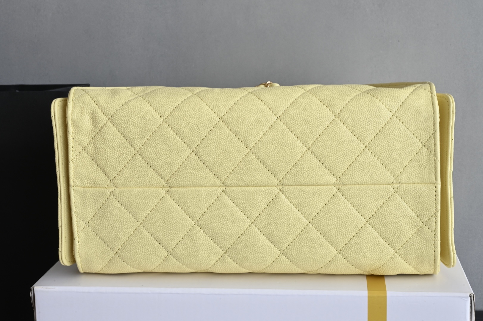 白金版▪️正品级 包装如图全新到货🆕𝗖𝗵𝗮𝗻𝗲𝟭 𝟮𝟓𝐬𝟐𝟓𝐁𝐚𝐠嬉皮购物包小号 小鸡黄专柜售价𝟦𝟩𝟪𝟢