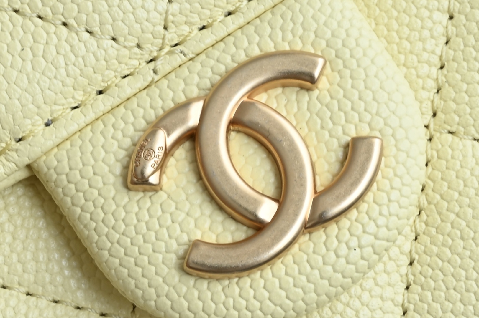 白金版▪️正品级 包装如图全新到货🆕𝗖𝗵𝗮𝗻𝗲𝟭 𝟮𝟓𝐬𝟐𝟓𝐁𝐚𝐠嬉皮购物包小号 小鸡黄专柜售价𝟦𝟩𝟪𝟢