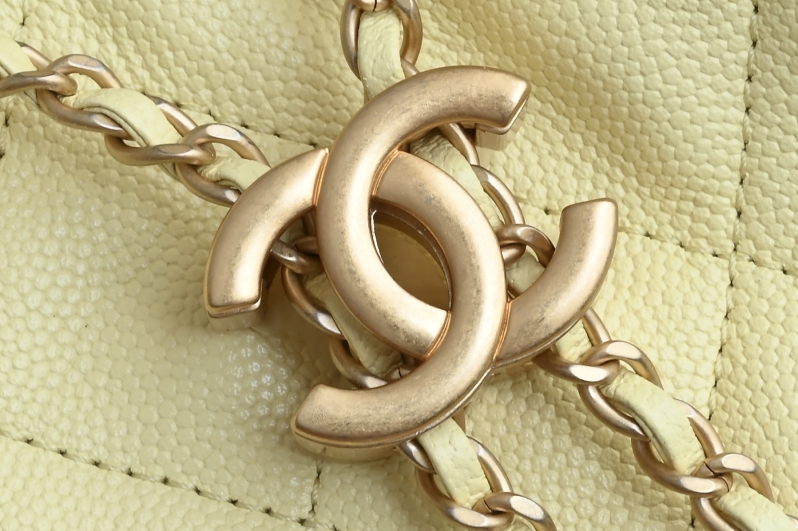 白金版▪️正品级 包装如图全新到货🆕𝗖𝗵𝗮𝗻𝗲𝟭 𝟮𝟓𝐬𝟐𝟓𝐁𝐚𝐠嬉皮购物包小号 小鸡黄专柜售价𝟦𝟩𝟪𝟢