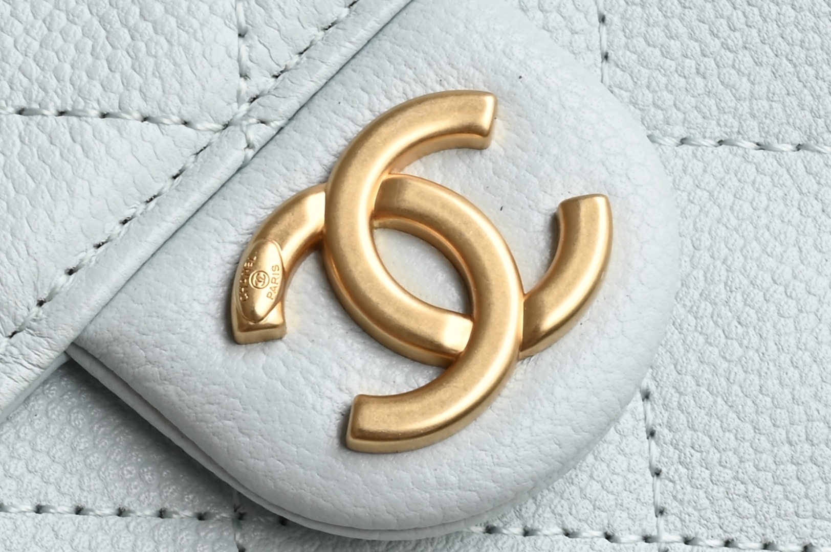 白金版▪️正品级 包装如图全新到货🆕𝗖𝗵𝗮𝗻𝗲𝟭 𝟮𝟓𝐬𝟐𝟓𝐁𝐚𝐠嬉皮购物包小号 浅蓝专柜售价𝟦𝟩𝟪𝟢𝟢