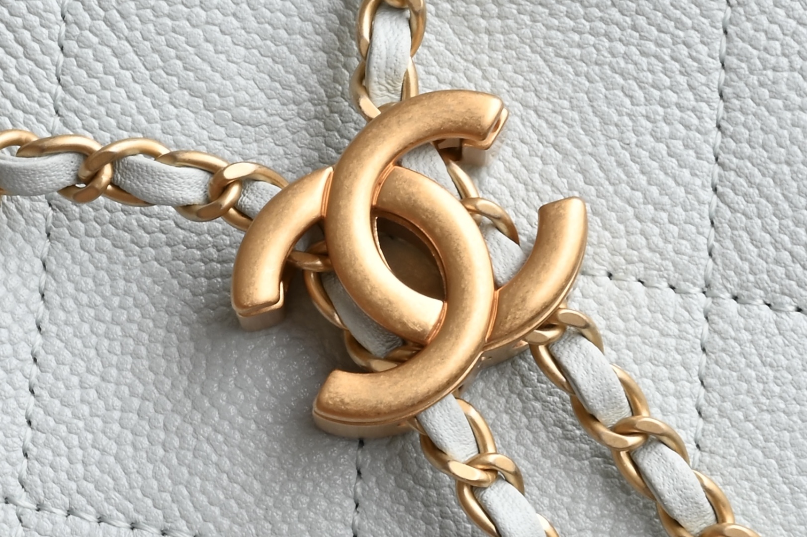 白金版▪️正品级 包装如图全新到货🆕𝗖𝗵𝗮𝗻𝗲𝟭 𝟮𝟓𝐬𝟐𝟓𝐁𝐚𝐠嬉皮购物包小号 浅蓝专柜售价𝟦𝟩𝟪𝟢𝟢