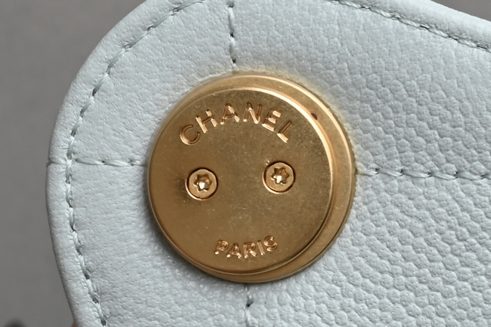 白金版▪️正品级 包装如图全新到货🆕𝗖𝗵𝗮𝗻𝗲𝟭 𝟮𝟓𝐬𝟐𝟓𝐁𝐚𝐠嬉皮购物包小号 浅蓝专柜售价𝟦𝟩𝟪𝟢𝟢