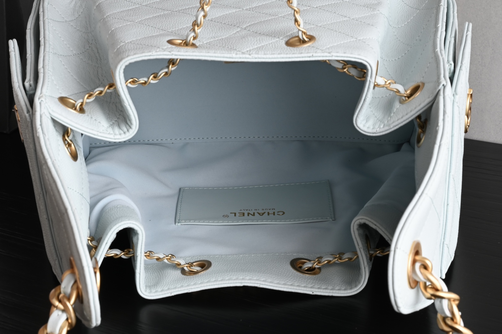 白金版▪️正品级 包装如图全新到货🆕𝗖𝗵𝗮𝗻𝗲𝟭 𝟮𝟓𝐬𝟐𝟓𝐁𝐚𝐠嬉皮购物包小号 浅蓝专柜售价𝟦𝟩𝟪𝟢𝟢