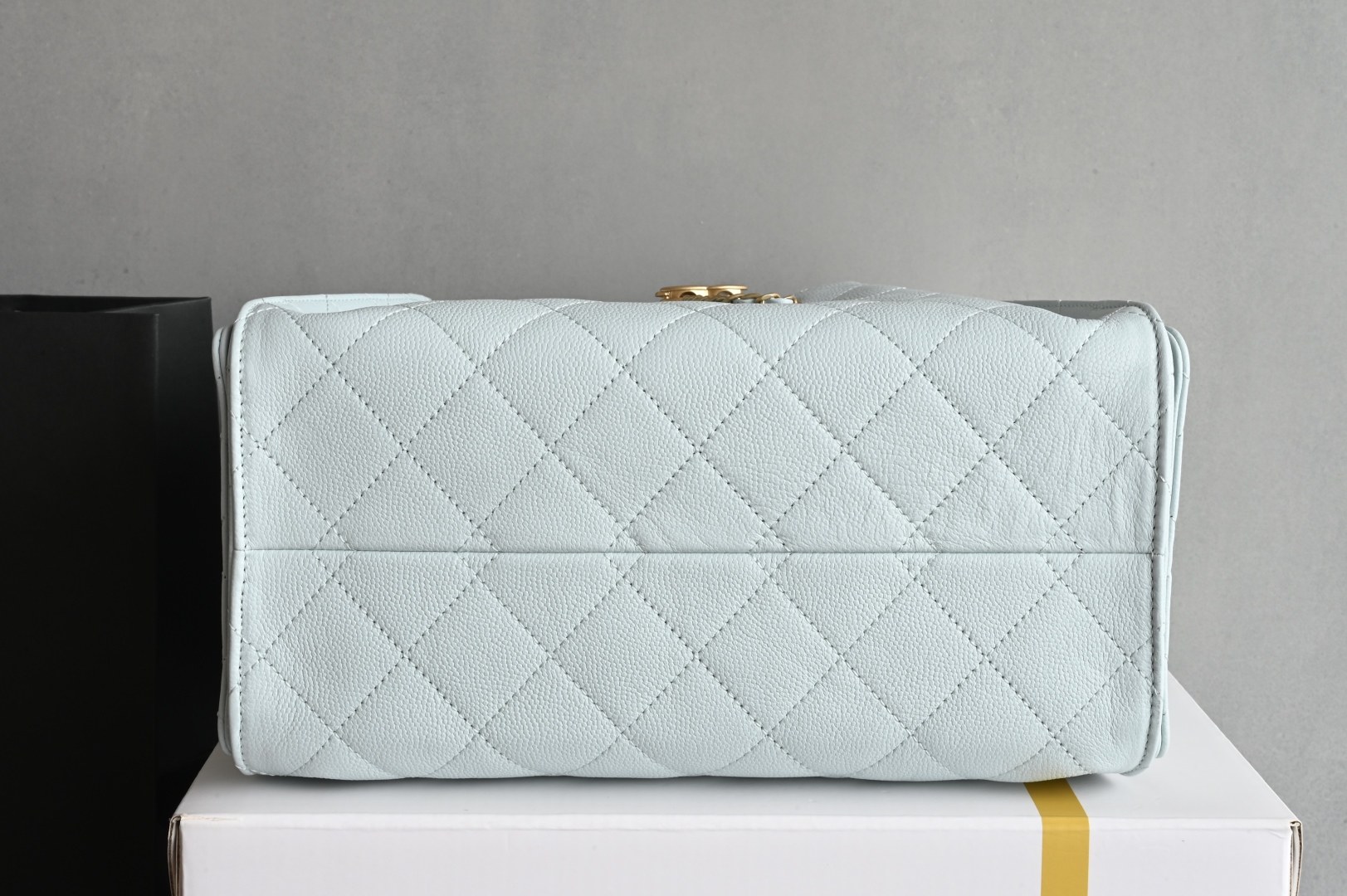 白金版▪️正品级 包装如图全新到货🆕𝗖𝗵𝗮𝗻𝗲𝟭 𝟮𝟓𝐬𝟐𝟓𝐁𝐚𝐠嬉皮购物包小号 浅蓝专柜售价𝟦𝟩𝟪𝟢𝟢