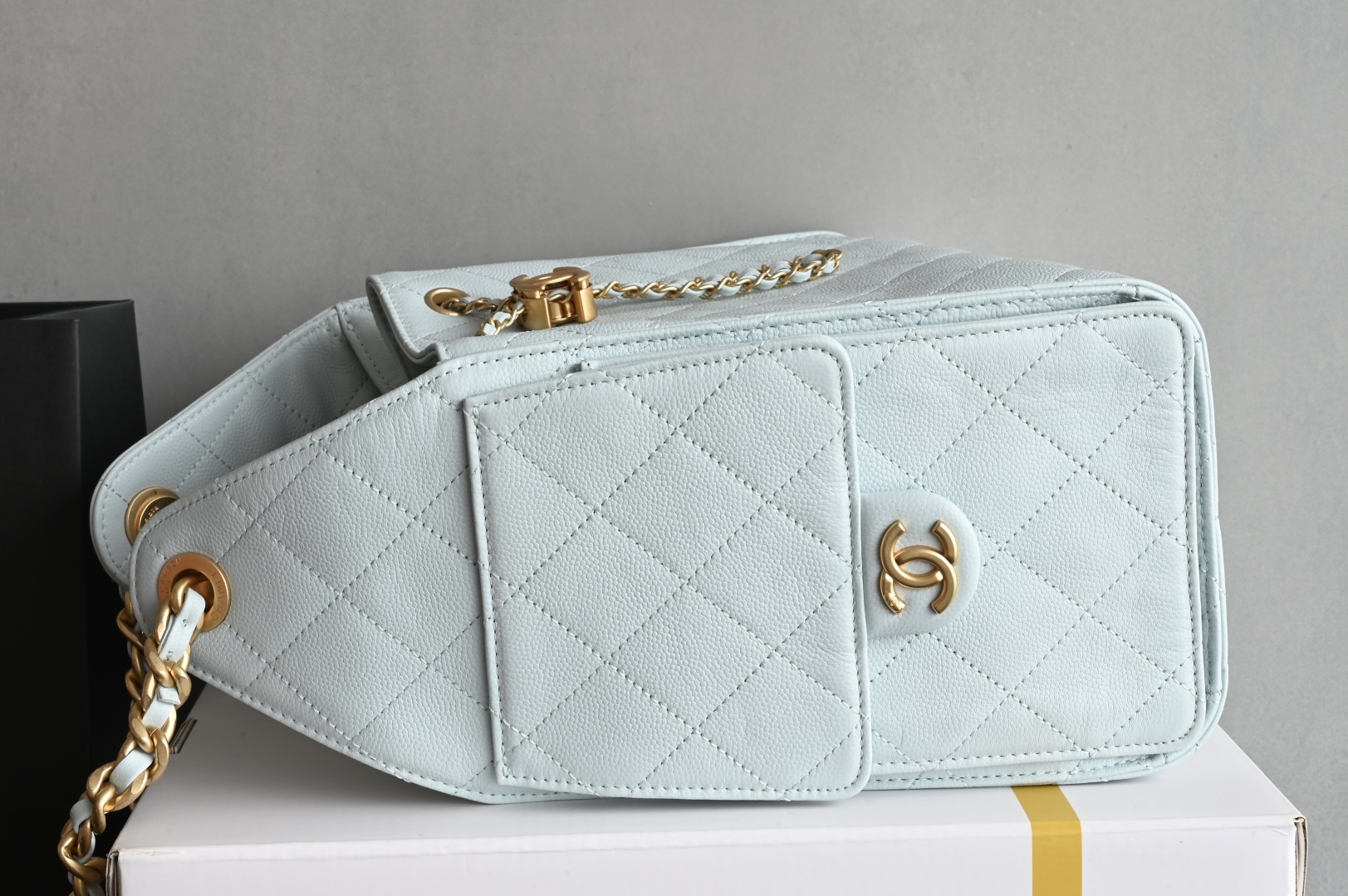 白金版▪️正品级 包装如图全新到货🆕𝗖𝗵𝗮𝗻𝗲𝟭 𝟮𝟓𝐬𝟐𝟓𝐁𝐚𝐠嬉皮购物包小号 浅蓝专柜售价𝟦𝟩𝟪𝟢𝟢