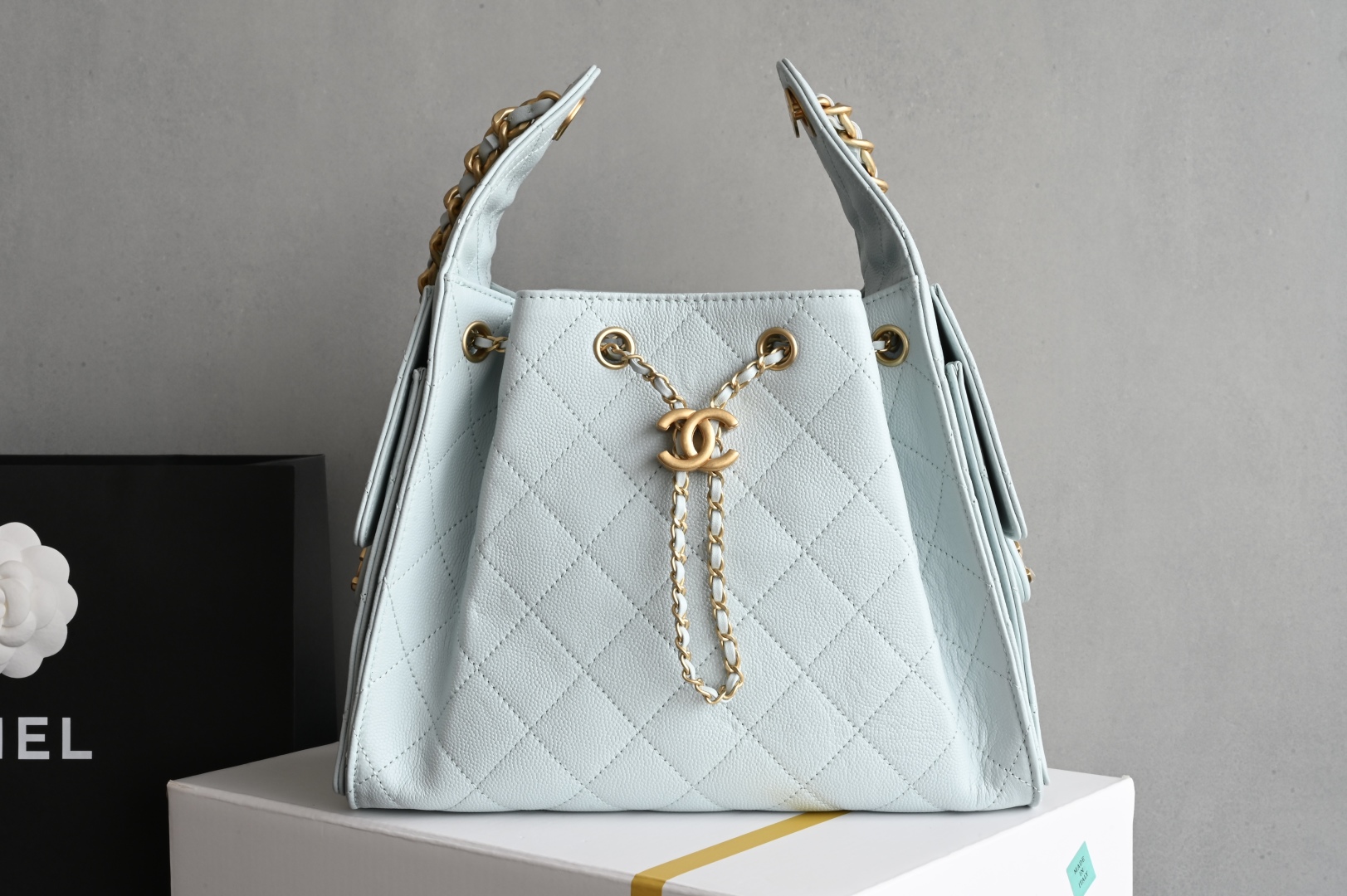 白金版▪️正品级 包装如图全新到货🆕𝗖𝗵𝗮𝗻𝗲𝟭 𝟮𝟓𝐬𝟐𝟓𝐁𝐚𝐠嬉皮购物包小号 浅蓝专柜售价𝟦𝟩𝟪𝟢𝟢