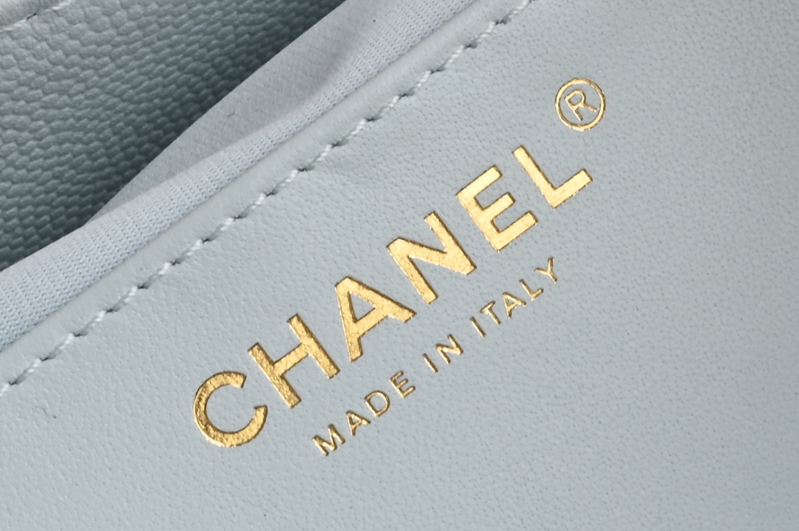 白金版▪️正品级 包装如图全新到货🆕𝗖𝗵𝗮𝗻𝗲𝟭 𝟮𝟓𝐬𝟐𝟓𝐁𝐚𝐠嬉皮购物包小号 浅蓝专柜售价𝟦𝟩𝟪𝟢𝟢