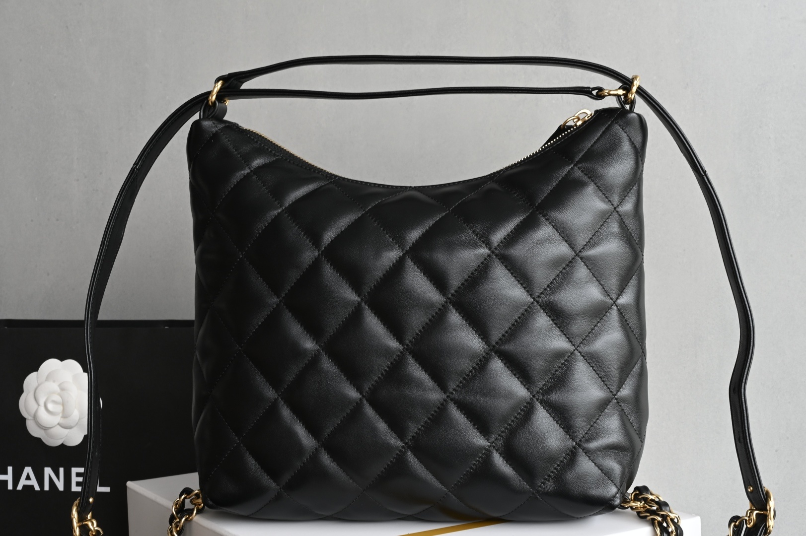 白金版▪️正品级 包装如图𝐂𝐡𝐚𝐧𝐞𝐥 𝟐𝟐𝐁神仙两用𝐇𝐨𝐛𝐨 包超火🔥的hobo嬉皮包,细节非常精细每