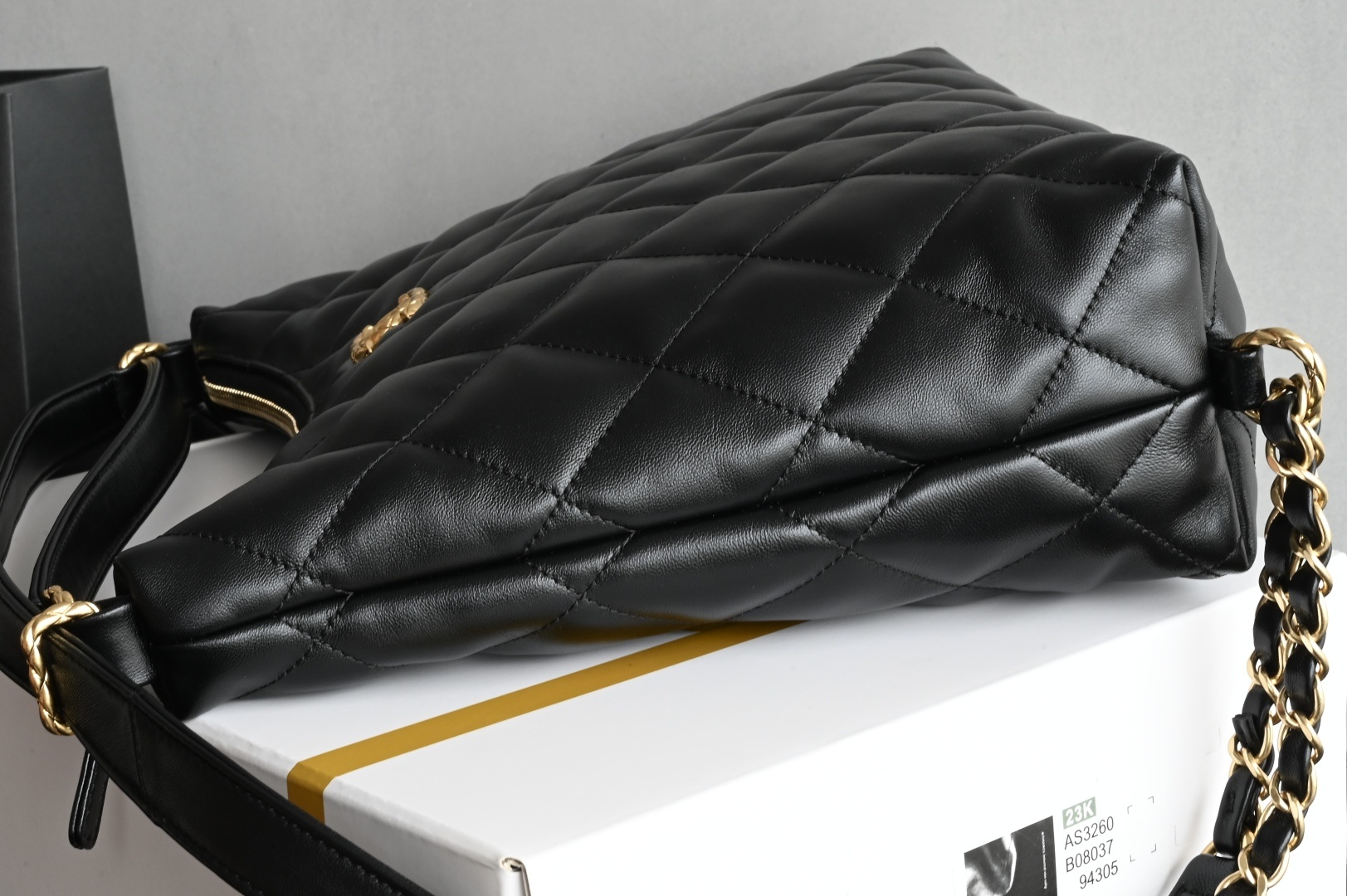 白金版▪️正品级 包装如图𝐂𝐡𝐚𝐧𝐞𝐥 𝟐𝟐𝐁神仙两用𝐇𝐨𝐛𝐨 包超火🔥的hobo嬉皮包,细节非常精细每