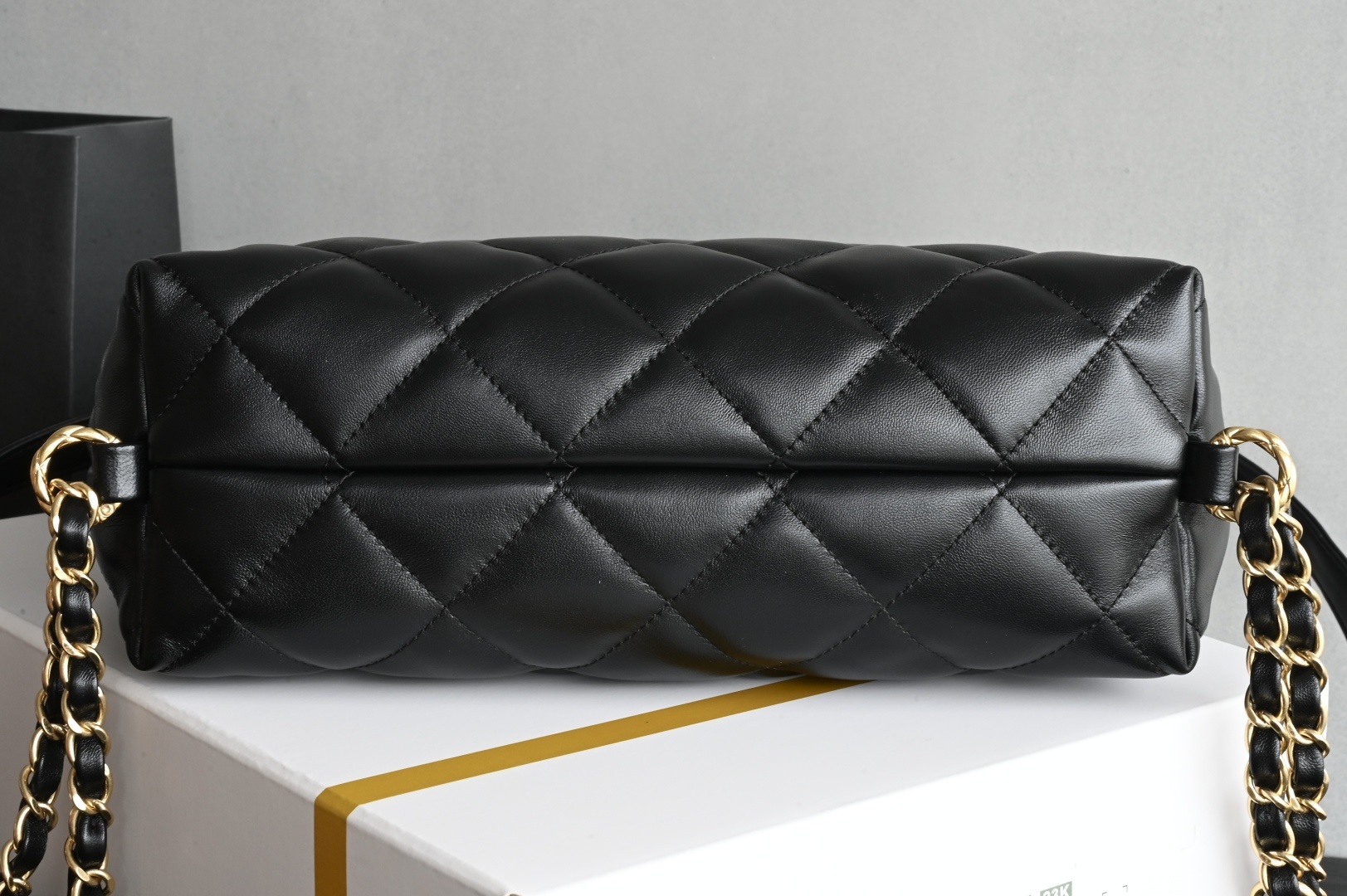 白金版▪️正品级 包装如图𝐂𝐡𝐚𝐧𝐞𝐥 𝟐𝟐𝐁神仙两用𝐇𝐨𝐛𝐨 包超火🔥的hobo嬉皮包,细节非常精细每