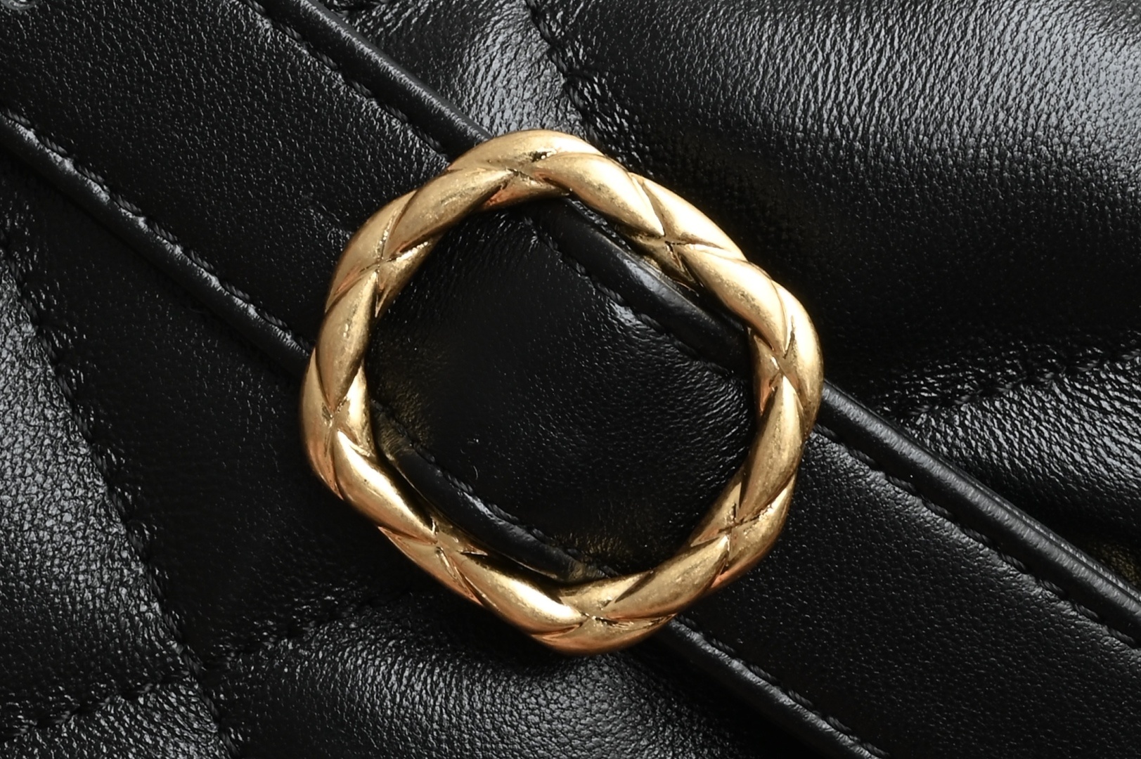 白金版▪️正品级 包装如图𝐂𝐡𝐚𝐧𝐞𝐥 𝟐𝟐𝐁神仙两用𝐇𝐨𝐛𝐨 包超火🔥的hobo嬉皮包,细节非常精细每