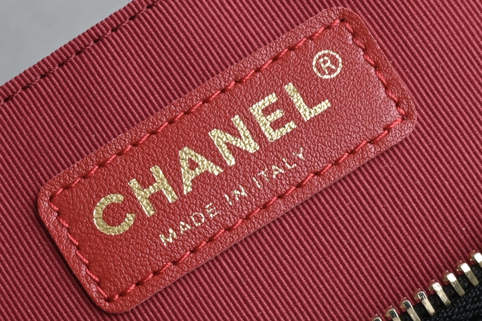 白金版▪️正品级 包装如图𝐂𝐡𝐚𝐧𝐞𝐥 𝟐𝟐𝐁神仙两用𝐇𝐨𝐛𝐨 包超火🔥的hobo嬉皮包,细节非常精细每