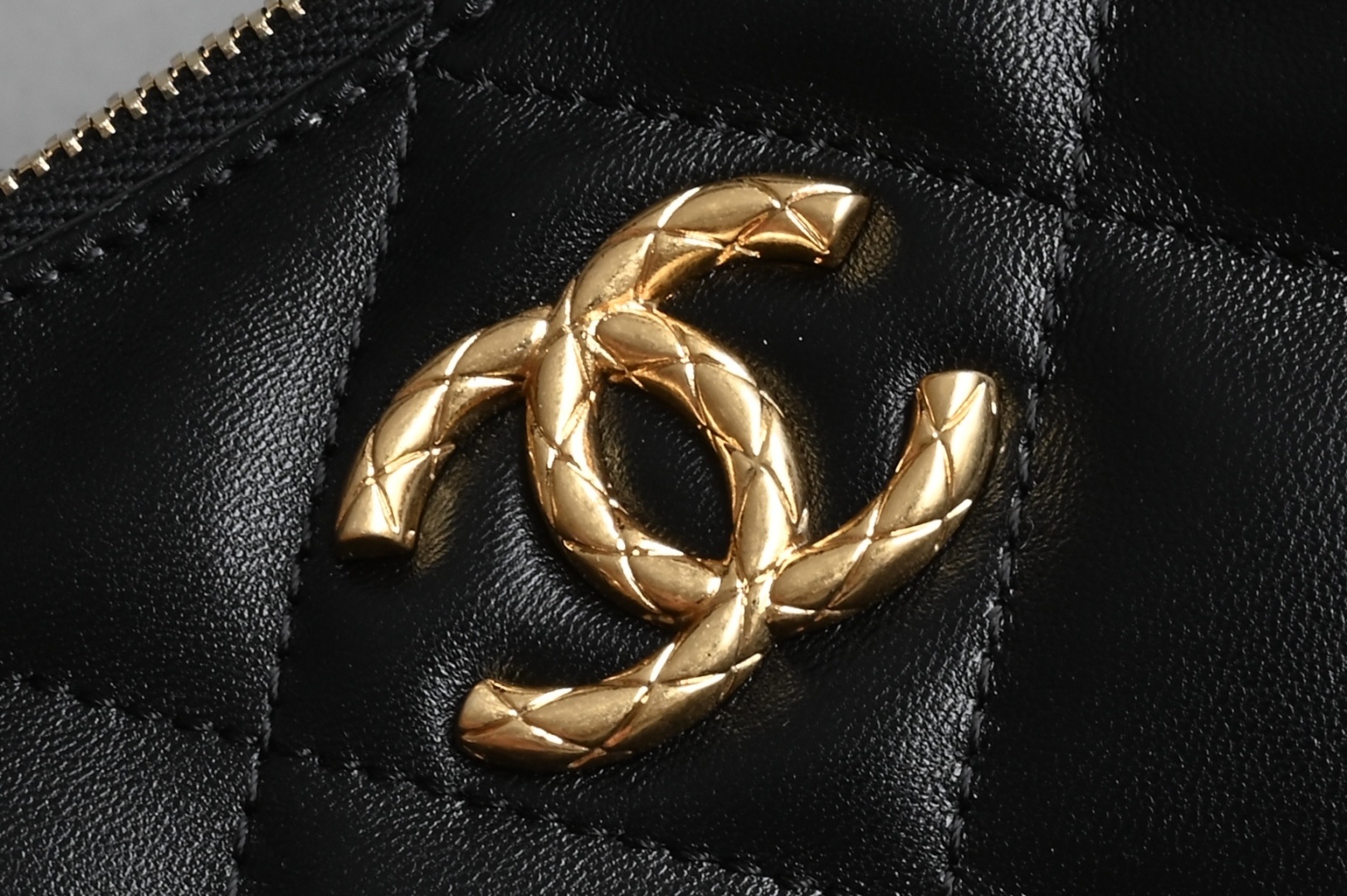 白金版▪️正品级 包装如图𝐂𝐡𝐚𝐧𝐞𝐥 𝟐𝟐𝐁神仙两用𝐇𝐨𝐛𝐨 包超火🔥的hobo嬉皮包,细节非常精细每