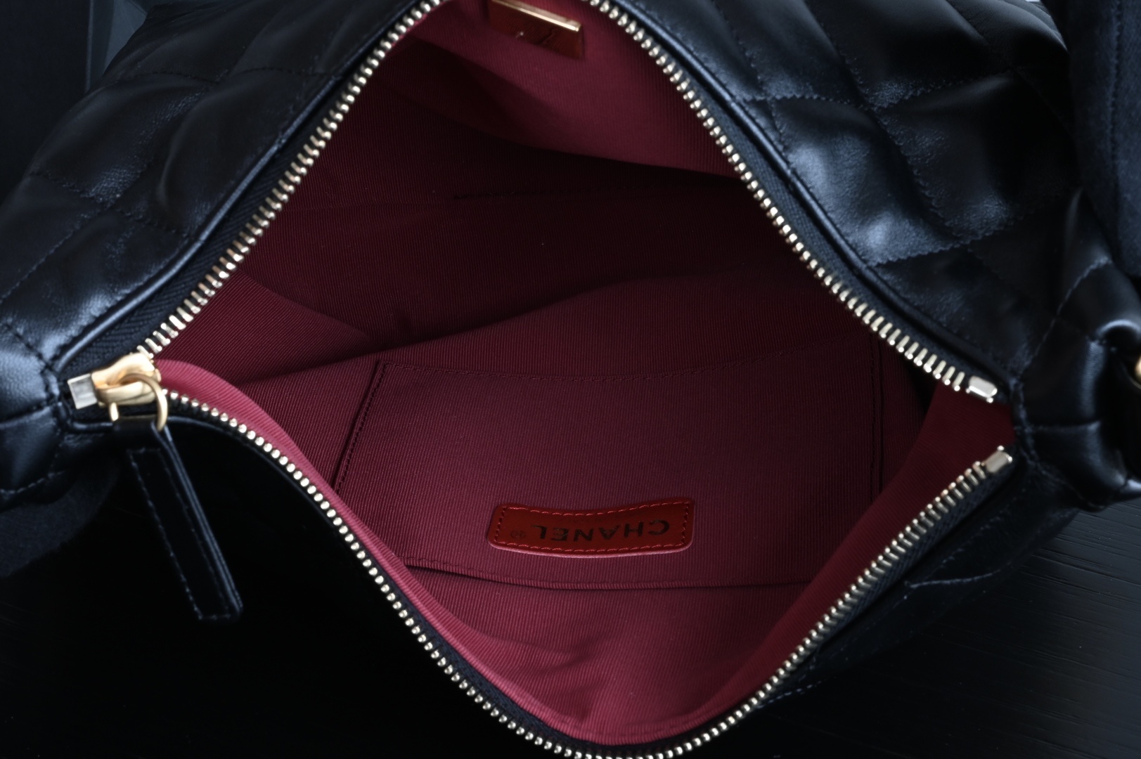 白金版▪️正品级 包装如图𝐂𝐡𝐚𝐧𝐞𝐥 𝟐𝟐𝐁神仙两用𝐇𝐨𝐛𝐨 包超火🔥的hobo嬉皮包,细节非常精细每