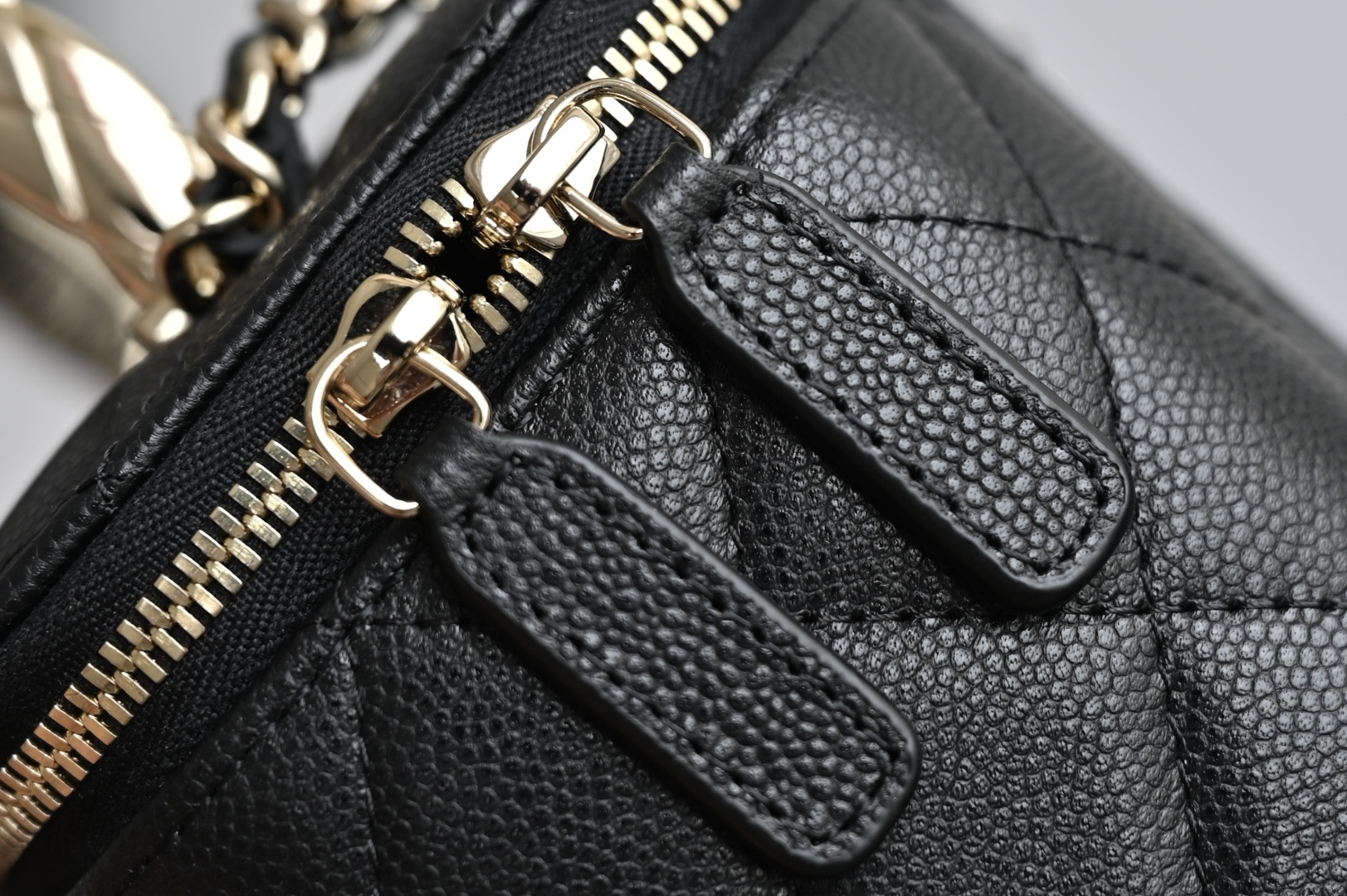 白金版▪️正品级 包装如图全新到货🆕𝐂𝐡𝐚𝐧𝐞𝐥 𝟐𝟓𝐬𝖢𝗈𝖼𝗈 𝖼𝗋𝗎𝗌𝗁手柄盒子 黑色♥ 专柜售价𝟥