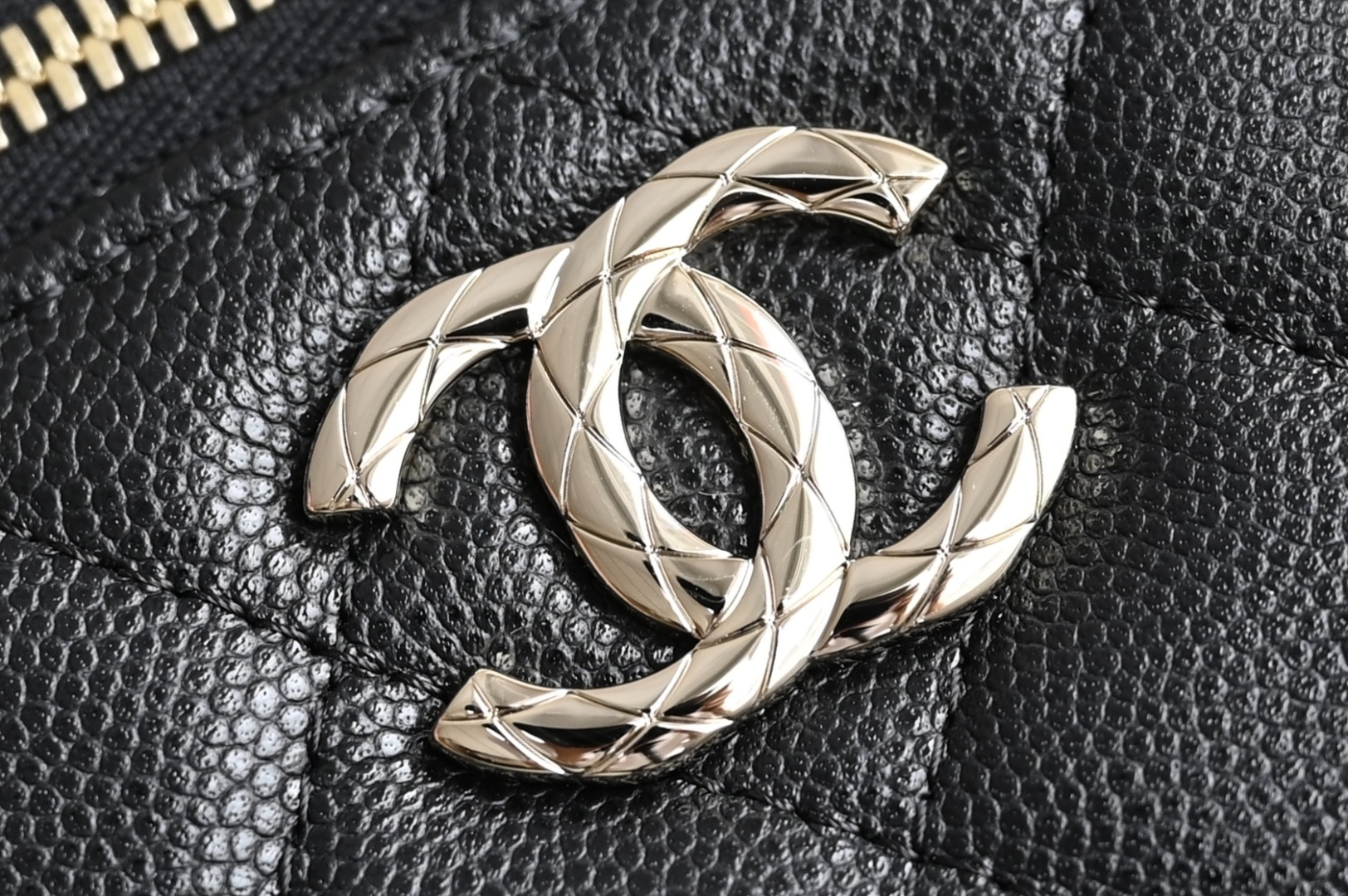 白金版▪️正品级 包装如图全新到货🆕𝐂𝐡𝐚𝐧𝐞𝐥 𝟐𝟓𝐬𝖢𝗈𝖼𝗈 𝖼𝗋𝗎𝗌𝗁手柄盒子 黑色♥ 专柜售价𝟥