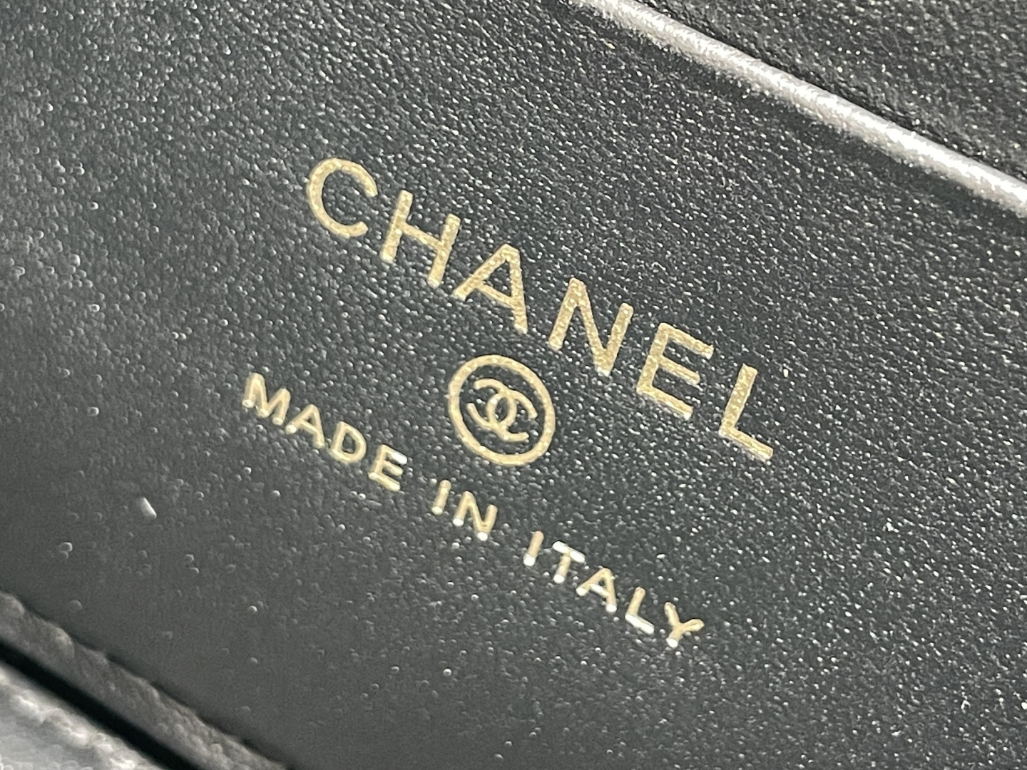 白金版▪️正品级 包装如图全新到货🆕𝐂𝐡𝐚𝐧𝐞𝐥 𝟐𝟓𝐬𝖢𝗈𝖼𝗈 𝖼𝗋𝗎𝗌𝗁手柄盒子 黑色♥ 专柜售价𝟥