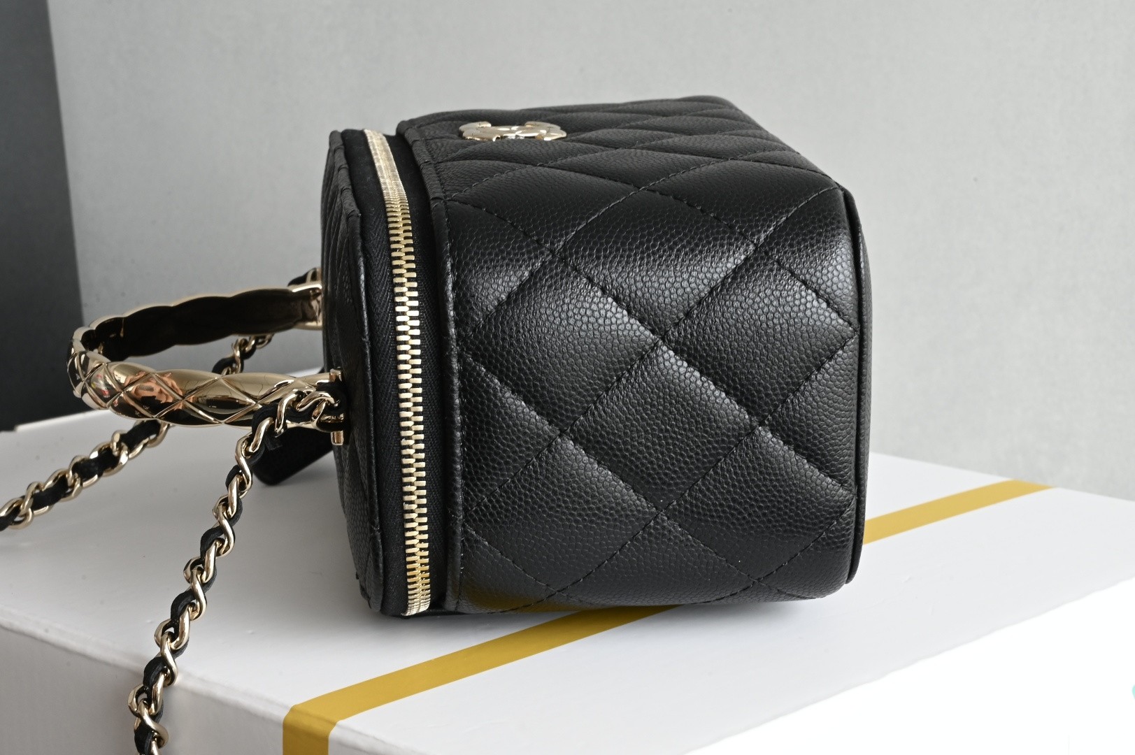 白金版▪️正品级 包装如图全新到货🆕𝐂𝐡𝐚𝐧𝐞𝐥 𝟐𝟓𝐬𝖢𝗈𝖼𝗈 𝖼𝗋𝗎𝗌𝗁手柄盒子 黑色♥ 专柜售价𝟥