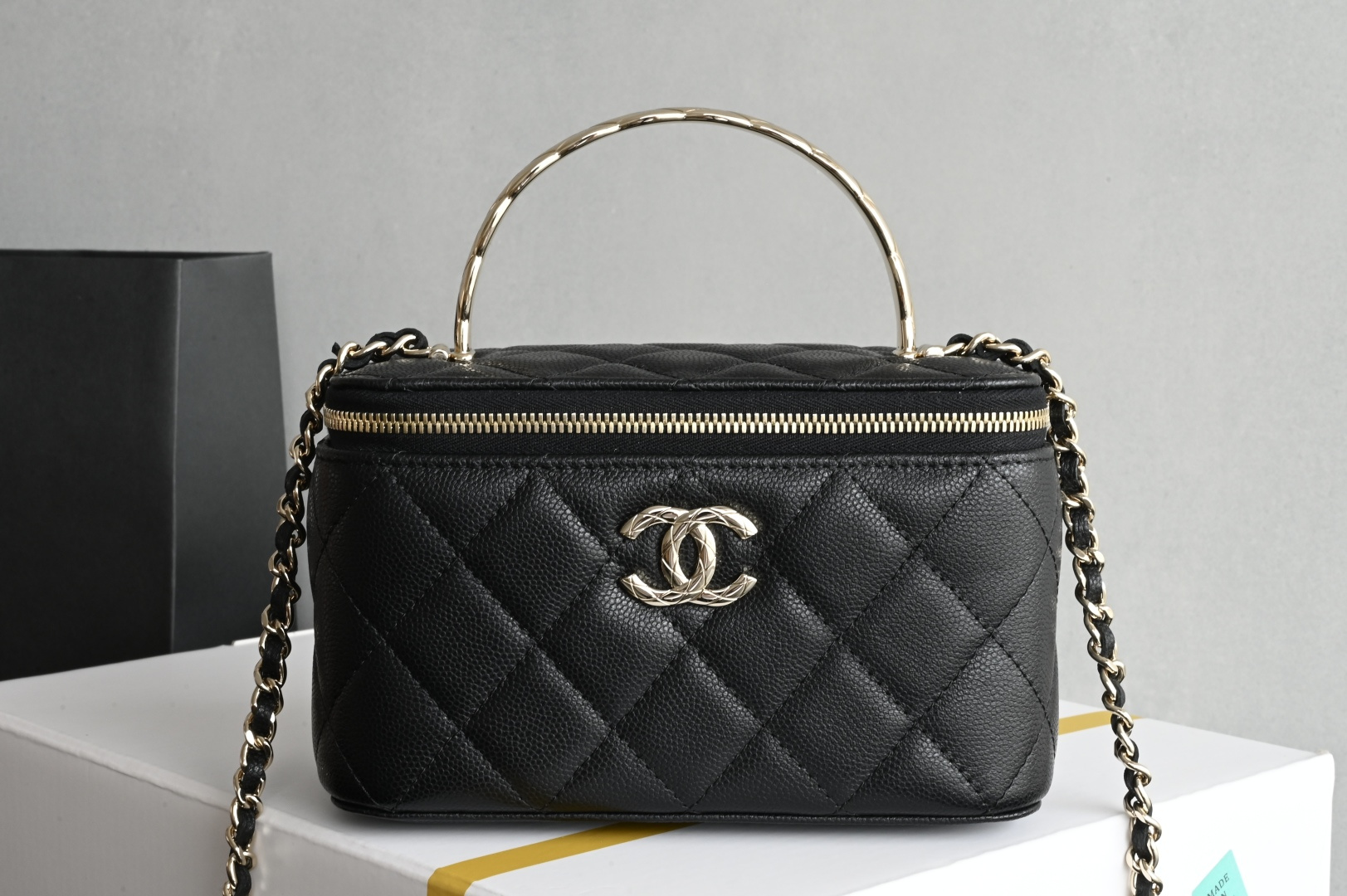 白金版▪️正品级 包装如图全新到货🆕𝐂𝐡𝐚𝐧𝐞𝐥 𝟐𝟓𝐬𝖢𝗈𝖼𝗈 𝖼𝗋𝗎𝗌𝗁手柄盒子 黑色♥ 专柜售价𝟥