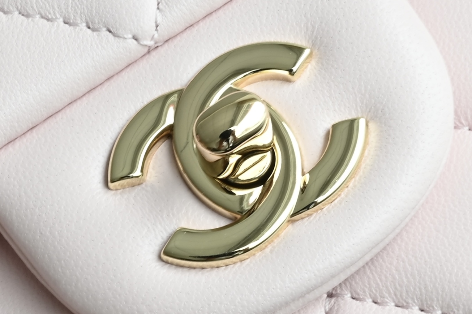 白金版▪️正品级 包装如图全新到货‼️𝟐𝟓𝐏 [升级版] 𝐌𝐢𝐧𝐢口盖包手提手腕 浅粉带手柄的包包在近两