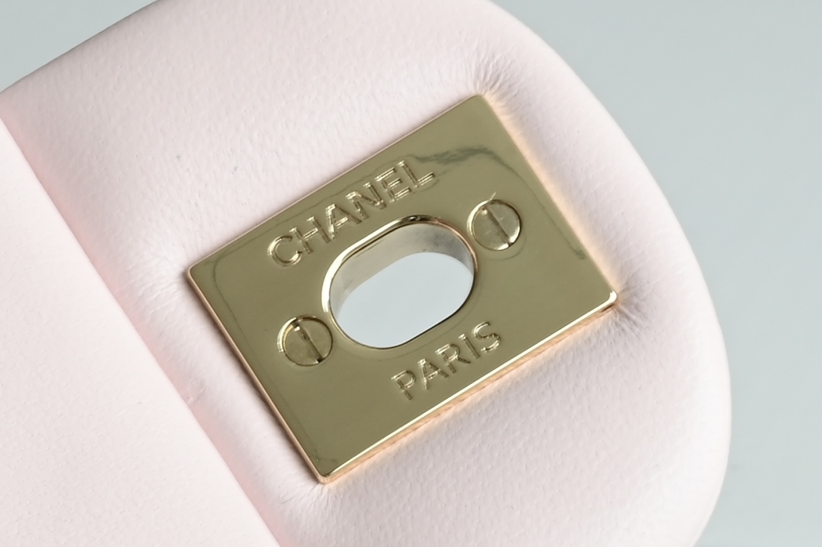 白金版▪️正品级 包装如图全新到货‼️𝟐𝟓𝐏 [升级版] 𝐌𝐢𝐧𝐢口盖包手提手腕 浅粉带手柄的包包在近两