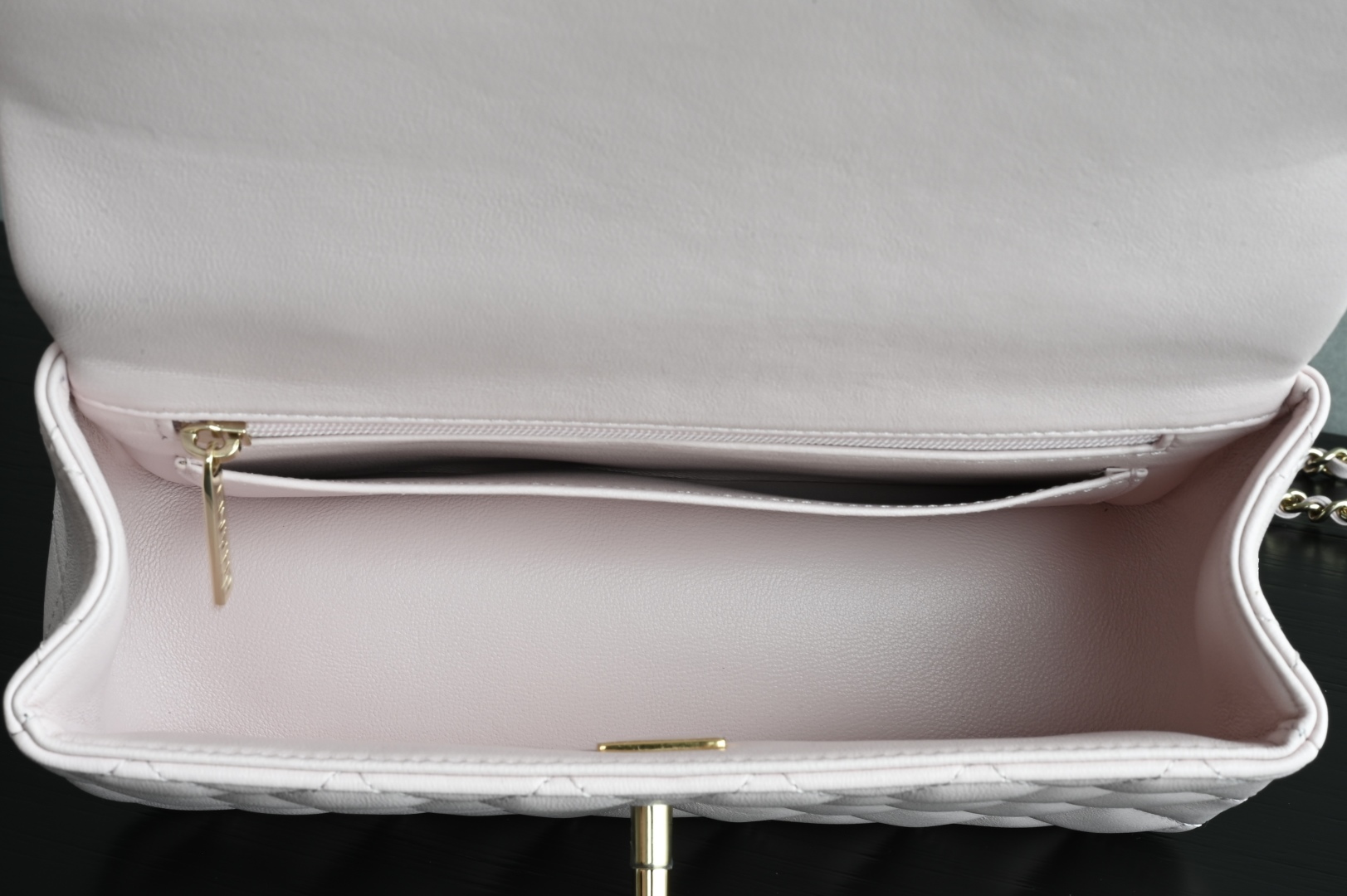 白金版▪️正品级 包装如图全新到货‼️𝟐𝟓𝐏 [升级版] 𝐌𝐢𝐧𝐢口盖包手提手腕 浅粉带手柄的包包在近两