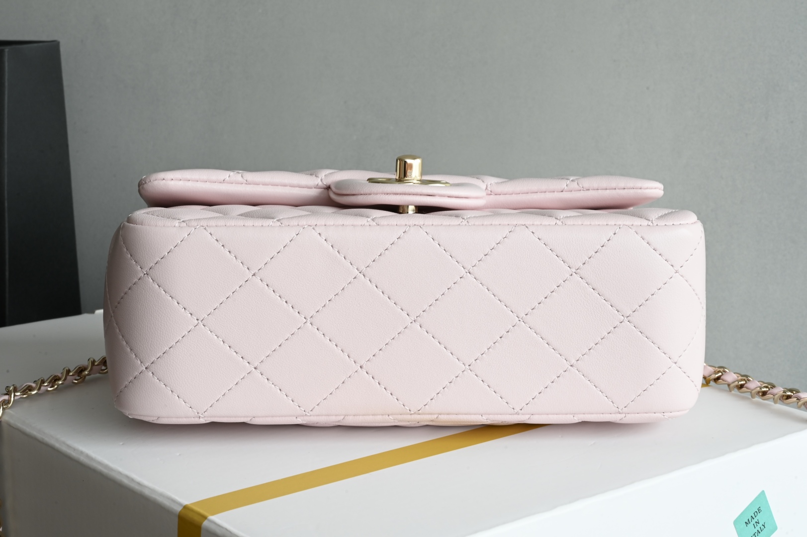 白金版▪️正品级 包装如图全新到货‼️𝟐𝟓𝐏 [升级版] 𝐌𝐢𝐧𝐢口盖包手提手腕 浅粉带手柄的包包在近两