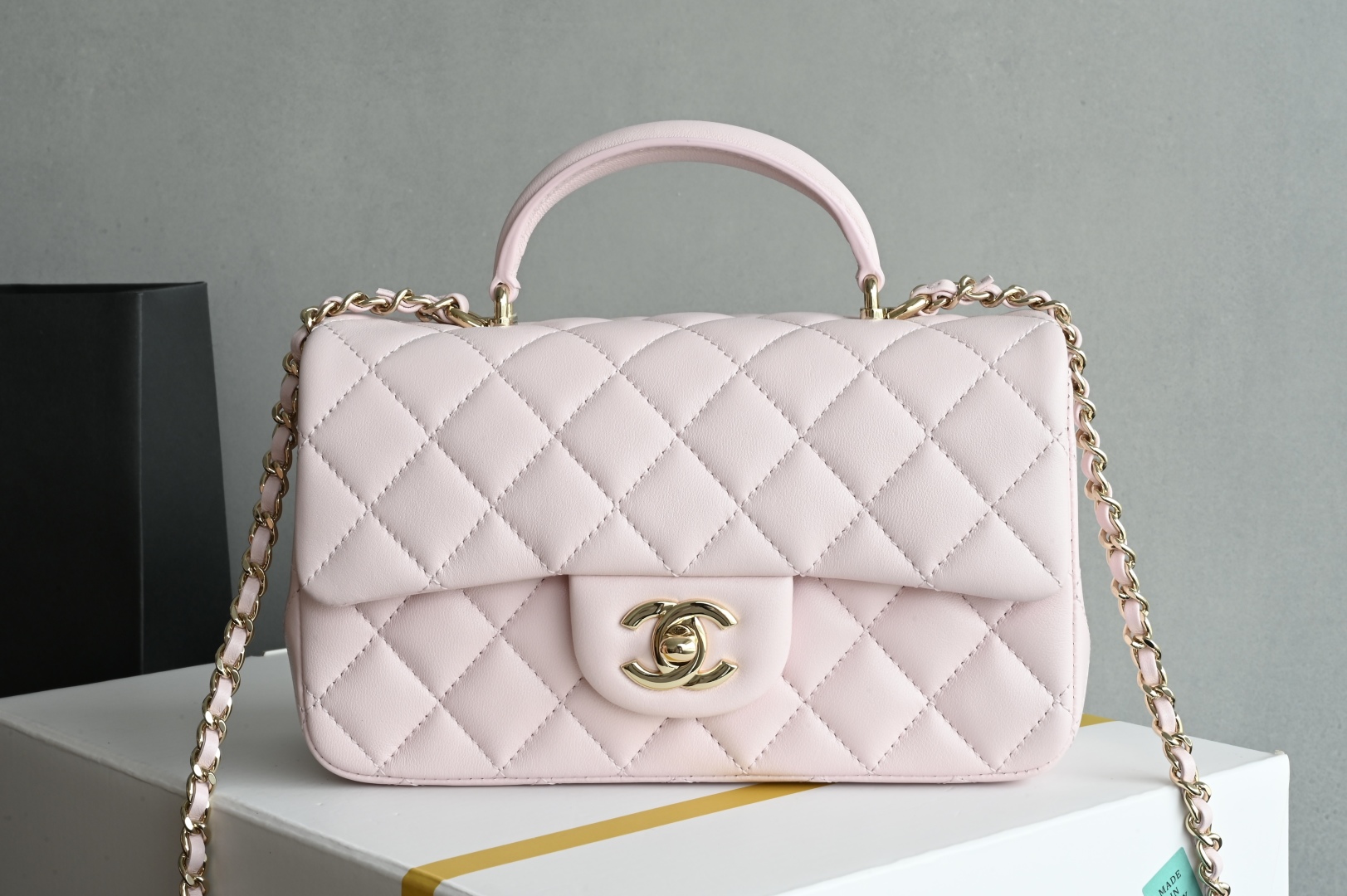 白金版▪️正品级 包装如图全新到货‼️𝟐𝟓𝐏 [升级版] 𝐌𝐢𝐧𝐢口盖包手提手腕 浅粉带手柄的包包在近两