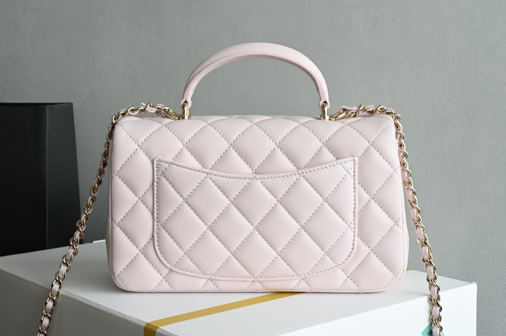 白金版▪️正品级 包装如图全新到货‼️𝟐𝟓𝐏 [升级版] 𝐌𝐢𝐧𝐢口盖包手提手腕 浅粉带手柄的包包在近两