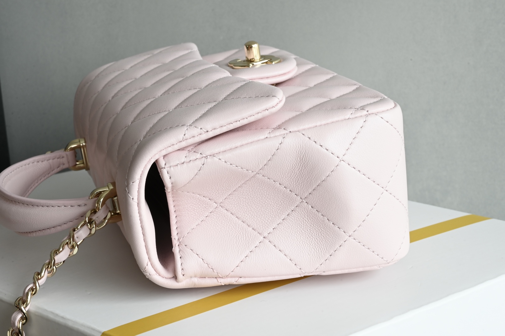 白金版▪️正品级 包装如图全新到货‼️𝟐𝟓𝐏 [升级版] 𝐌𝐢𝐧𝐢口盖包手提手腕 浅粉带手柄的包包在近两