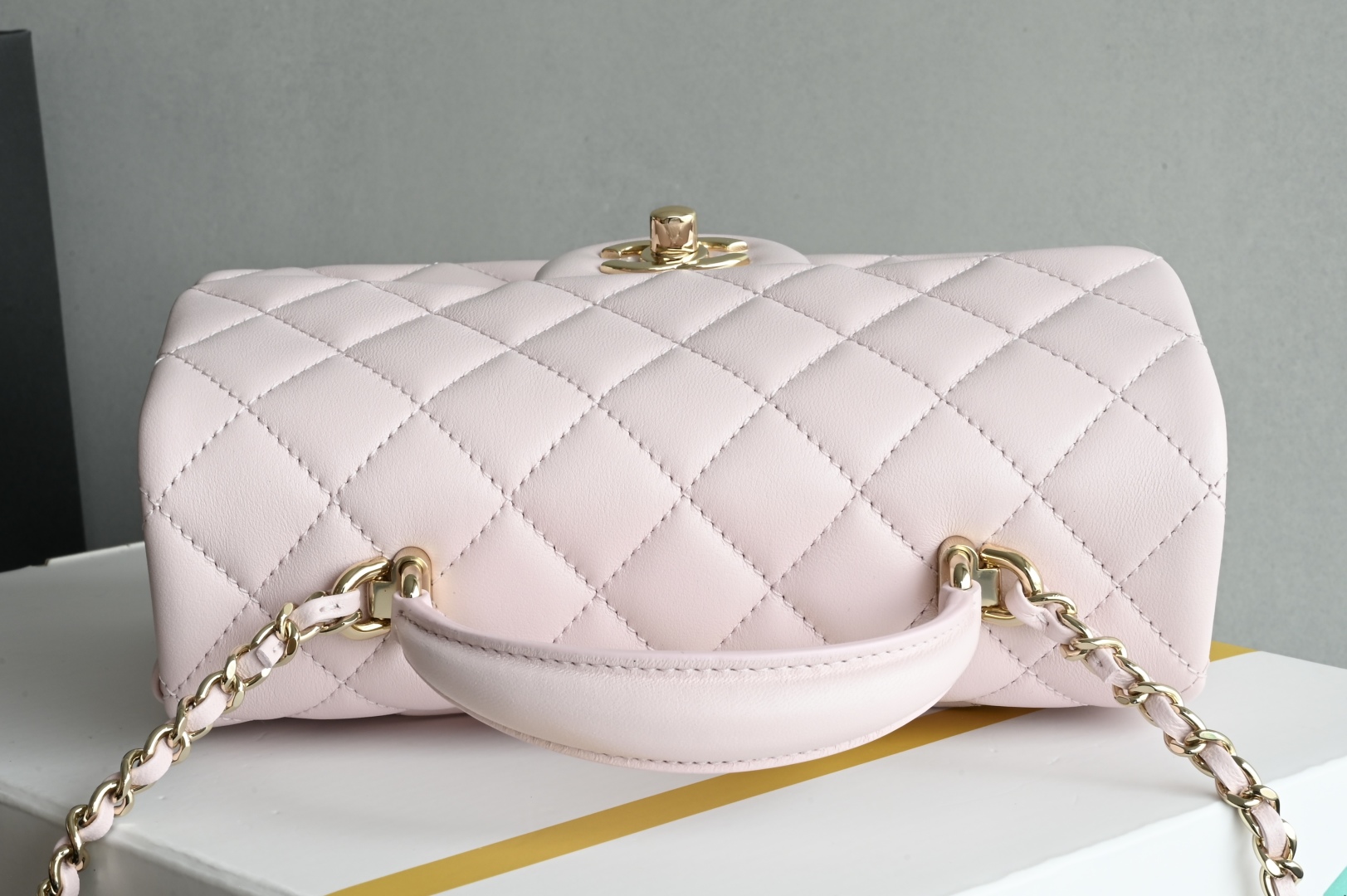 白金版▪️正品级 包装如图全新到货‼️𝟐𝟓𝐏 [升级版] 𝐌𝐢𝐧𝐢口盖包手提手腕 浅粉带手柄的包包在近两