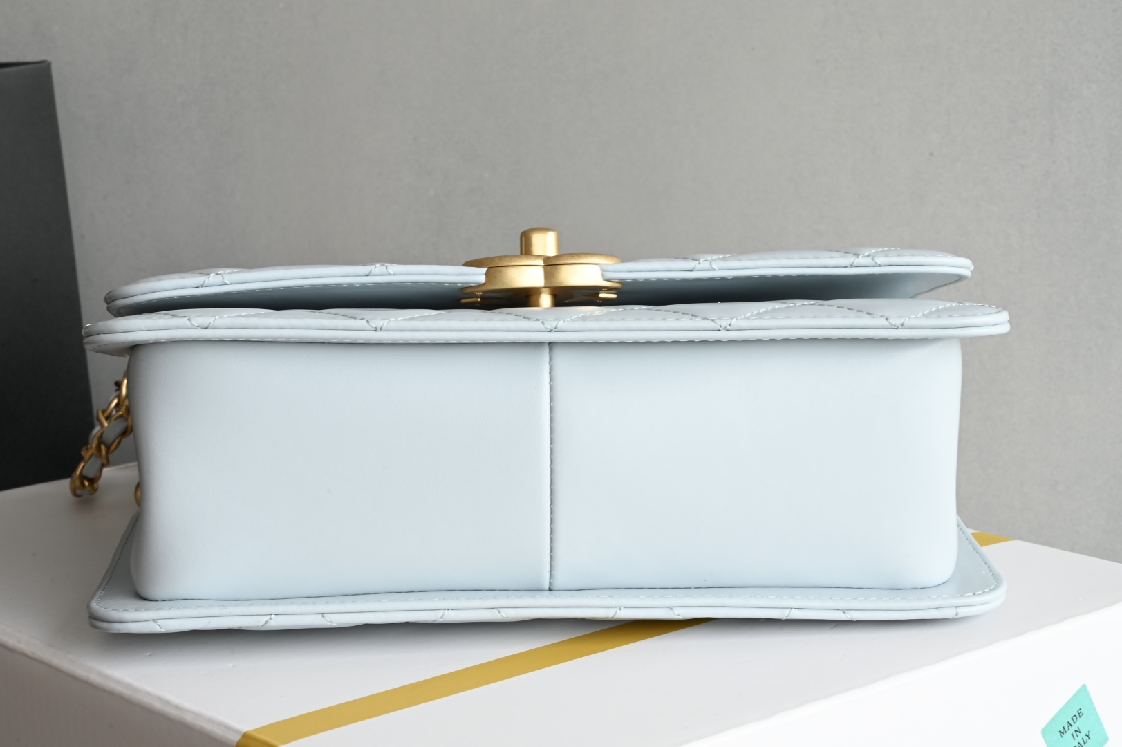 白金版▪️正品级 包装如图𝗖𝗵𝗮𝗻𝗲𝟭 𝟮𝟓𝐬 全新升级版双金珠口盖包 浅蓝 中号 专柜售价𝟦𝟪𝟧𝟢𝟢𝗋