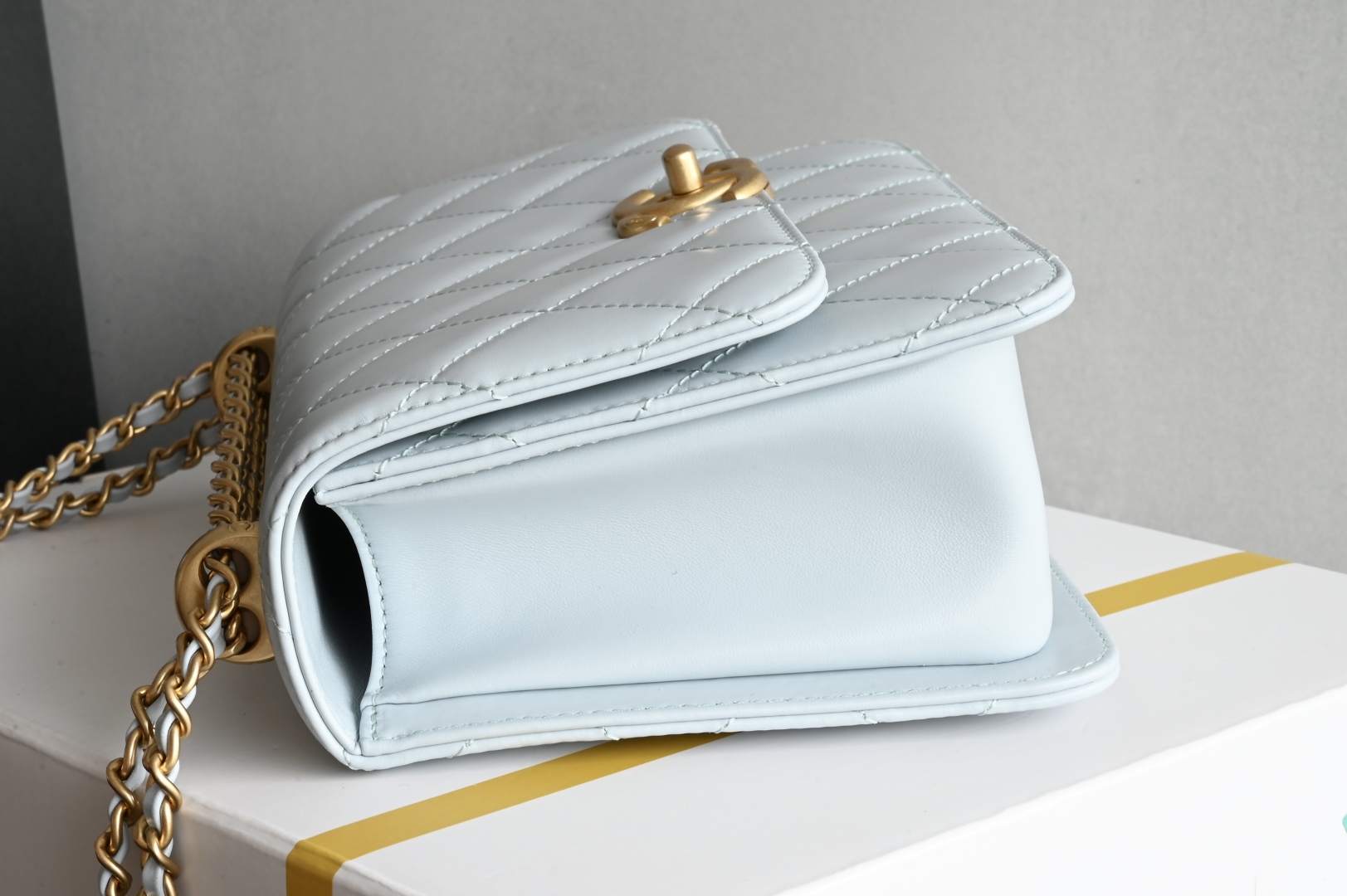 白金版▪️正品级 包装如图𝗖𝗵𝗮𝗻𝗲𝟭 𝟮𝟓𝐬 全新升级版双金珠口盖包 浅蓝 中号 专柜售价𝟦𝟪𝟧𝟢𝟢𝗋