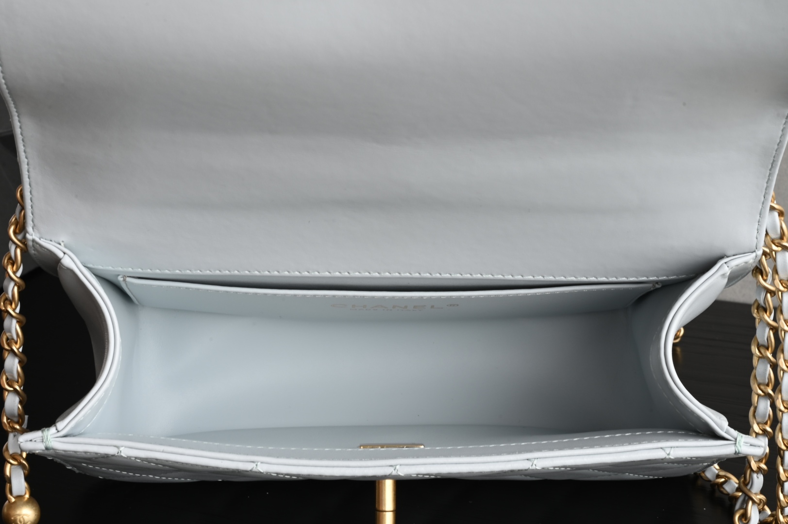 白金版▪️正品级 包装如图𝗖𝗵𝗮𝗻𝗲𝟭 𝟮𝟓𝐬 全新升级版双金珠口盖包 浅蓝 中号 专柜售价𝟦𝟪𝟧𝟢𝟢𝗋