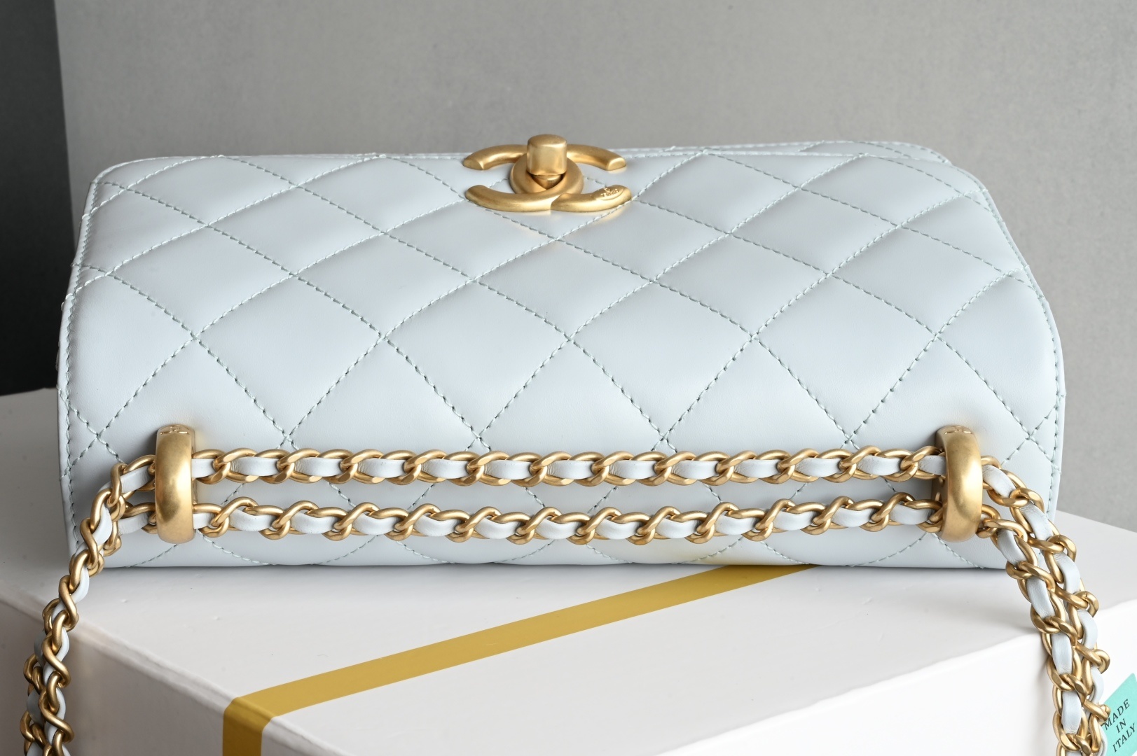 白金版▪️正品级 包装如图𝗖𝗵𝗮𝗻𝗲𝟭 𝟮𝟓𝐬 全新升级版双金珠口盖包 浅蓝 中号 专柜售价𝟦𝟪𝟧𝟢𝟢𝗋