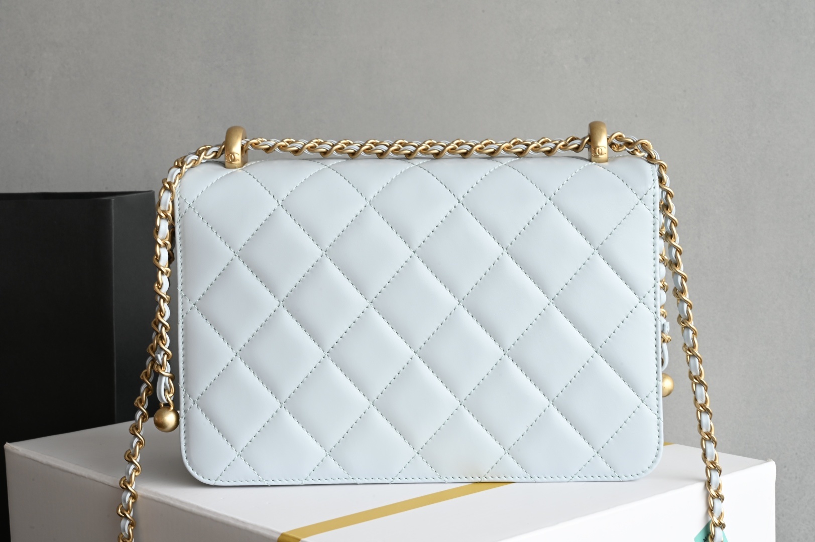 白金版▪️正品级 包装如图𝗖𝗵𝗮𝗻𝗲𝟭 𝟮𝟓𝐬 全新升级版双金珠口盖包 浅蓝 中号 专柜售价𝟦𝟪𝟧𝟢𝟢𝗋