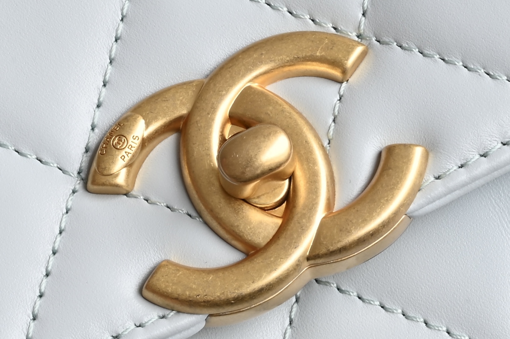 白金版▪️正品级 包装如图𝗖𝗵𝗮𝗻𝗲𝟭 𝟮𝟓𝐬 全新升级版双金珠口盖包 浅蓝 中号 专柜售价𝟦𝟪𝟧𝟢𝟢𝗋