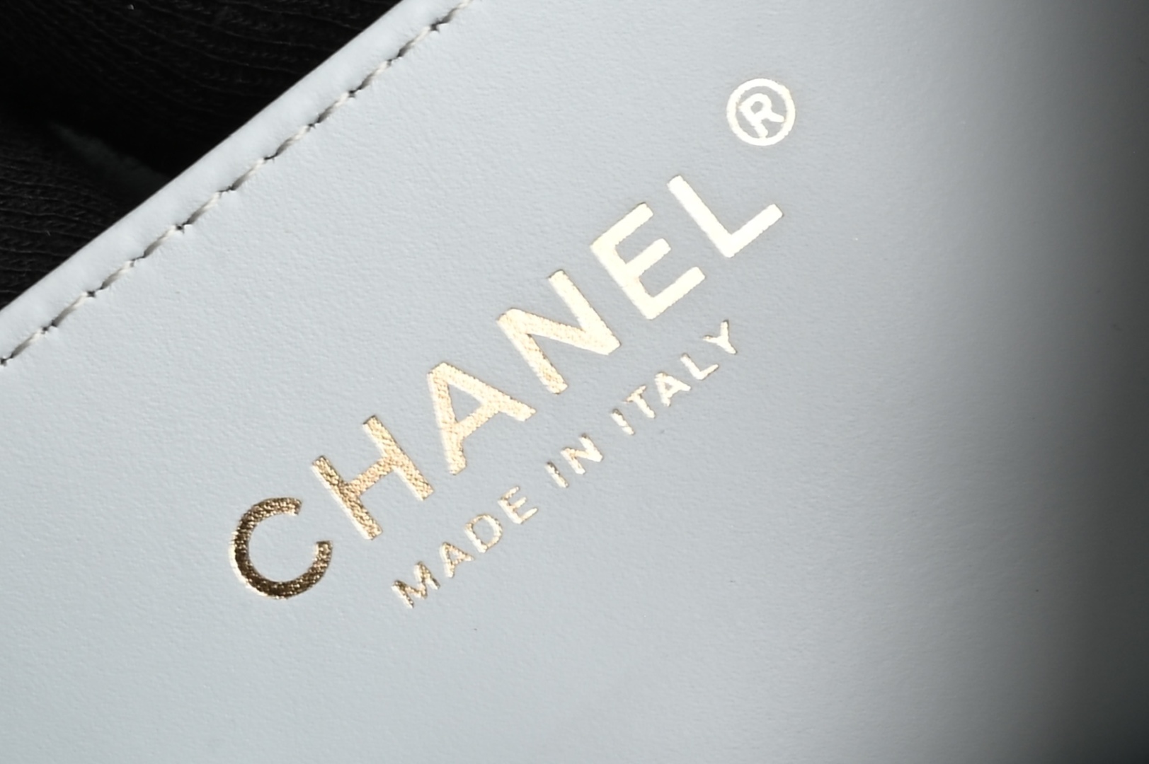 白金版▪️正品级 包装如图𝗖𝗵𝗮𝗻𝗲𝟭 𝟮𝟓𝐬 全新升级版双金珠口盖包 浅蓝 中号 专柜售价𝟦𝟪𝟧𝟢𝟢𝗋