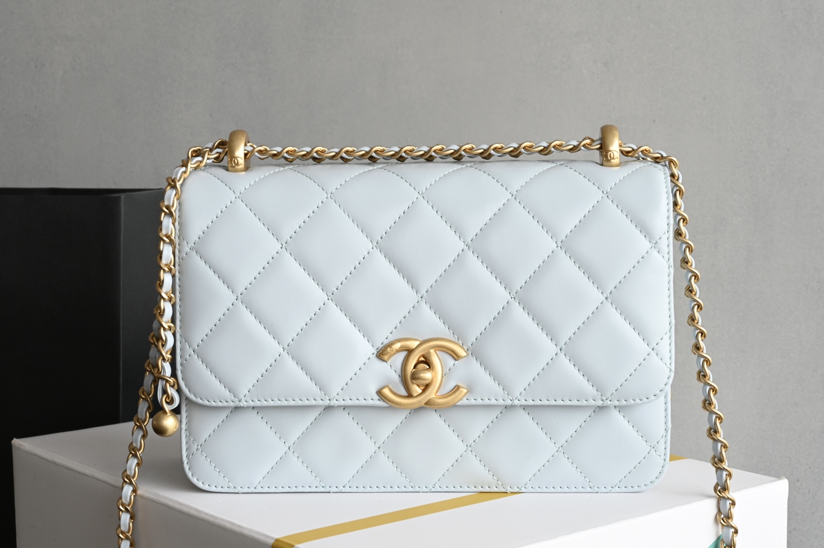 白金版▪️正品级 包装如图𝗖𝗵𝗮𝗻𝗲𝟭 𝟮𝟓𝐬 全新升级版双金珠口盖包 浅蓝 中号 专柜售价𝟦𝟪𝟧𝟢𝟢𝗋