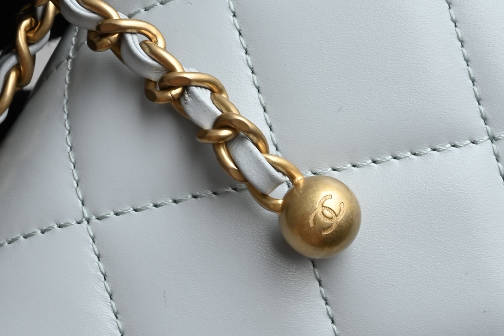 白金版▪️正品级 包装如图𝗖𝗵𝗮𝗻𝗲𝟭 𝟮𝟓𝐬 全新升级版双金珠口盖包 浅蓝 中号 专柜售价𝟦𝟪𝟧𝟢𝟢𝗋